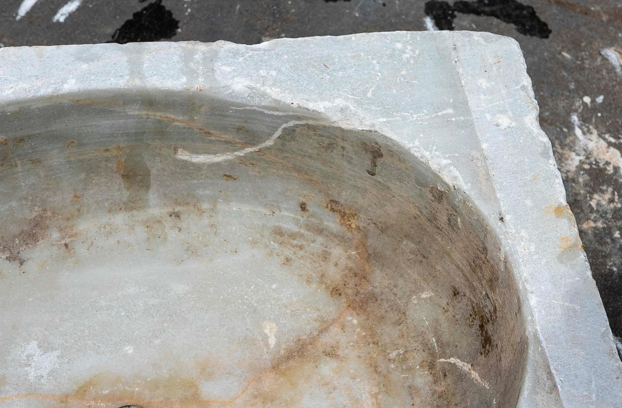 Lavabo in marmo bianco intagliato a mano con un lavabo in un unico blocco in vendita 7