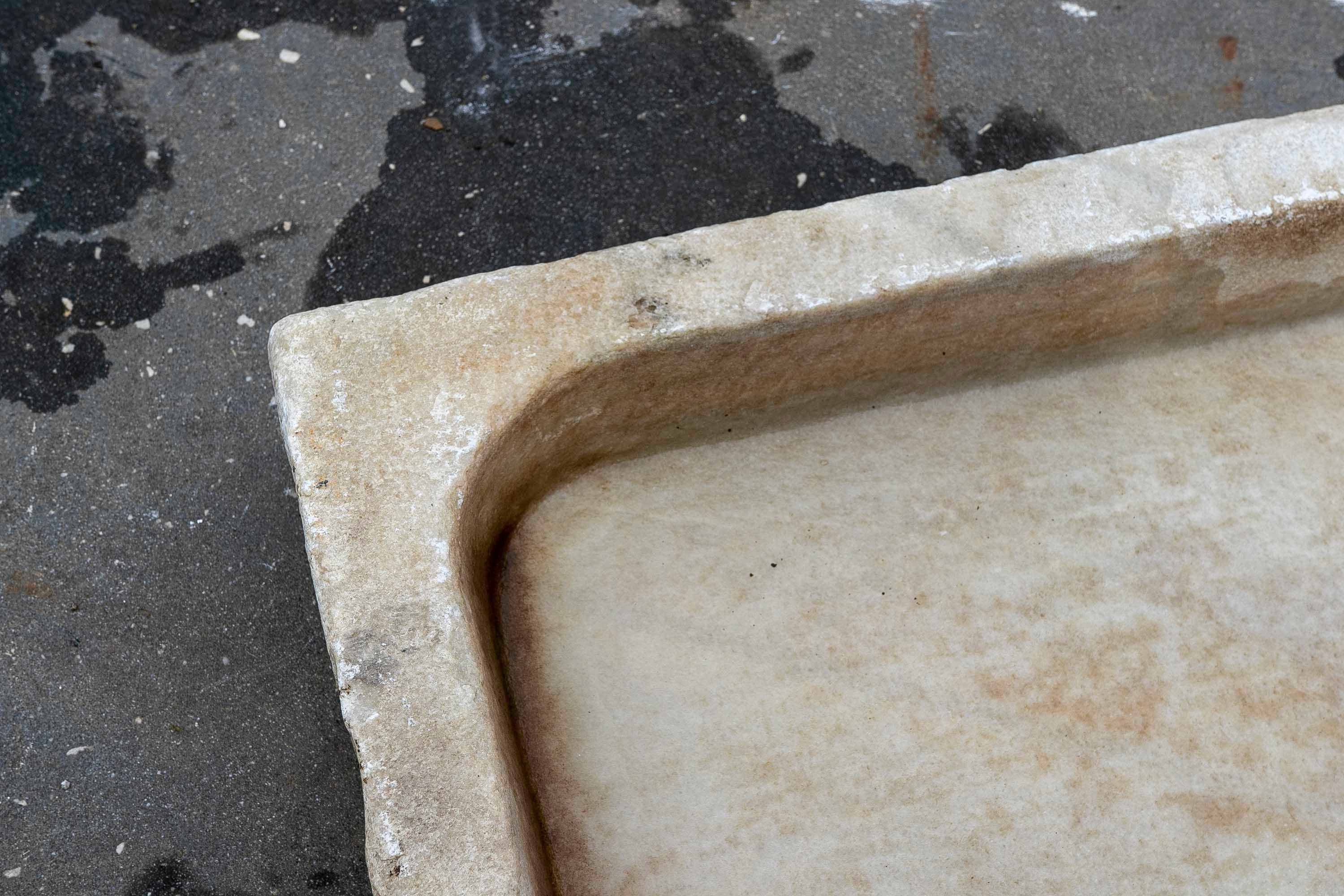 Aquarelle de toilette en marbre blanc sculptée à la main avec un seul bloc en vente 8