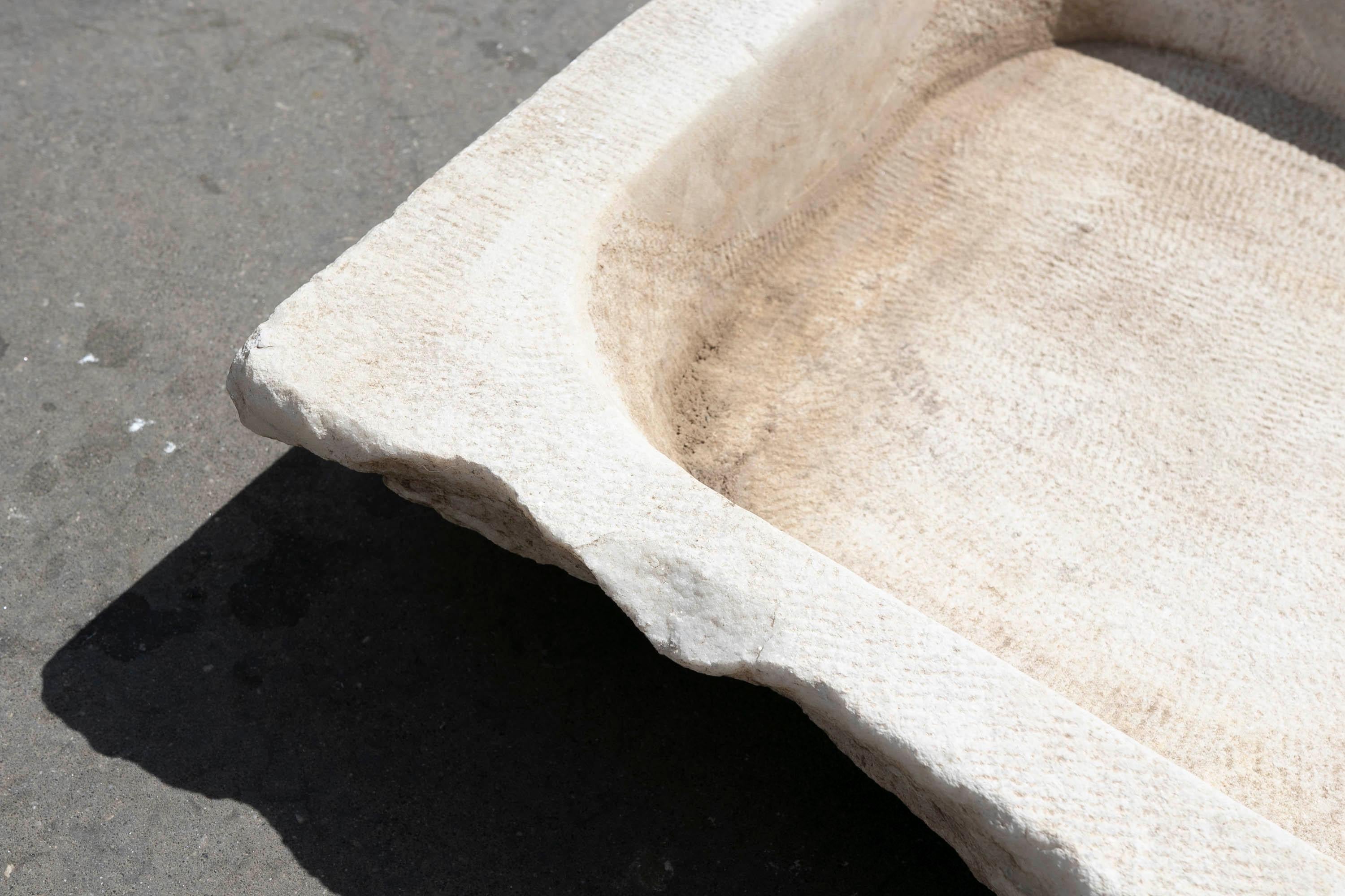 Lavabo in marmo bianco intagliato a mano con un lavabo in un unico blocco in vendita 9