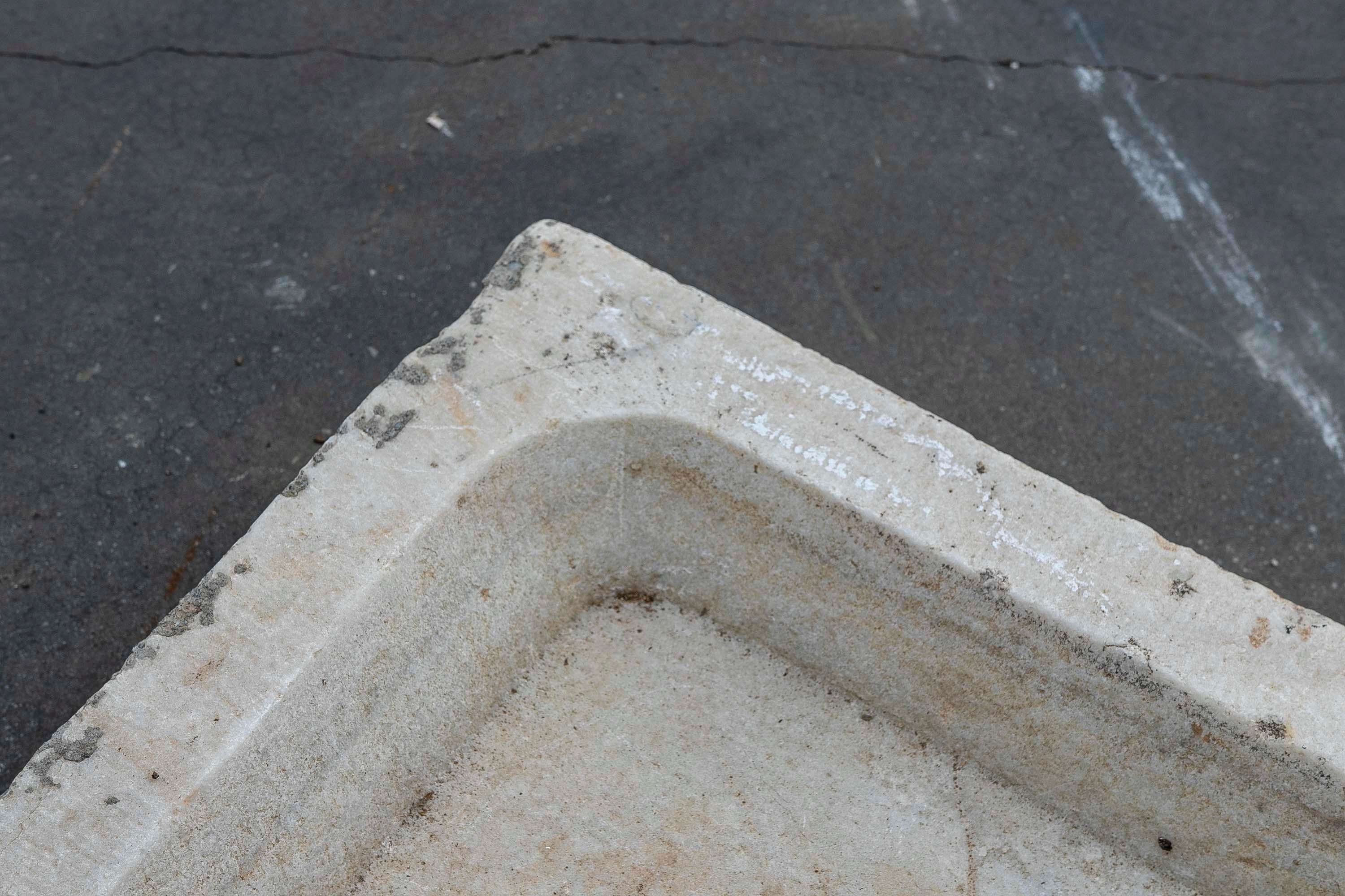 Lavabo in marmo bianco intagliato a mano con un lavabo in un unico blocco in vendita 9