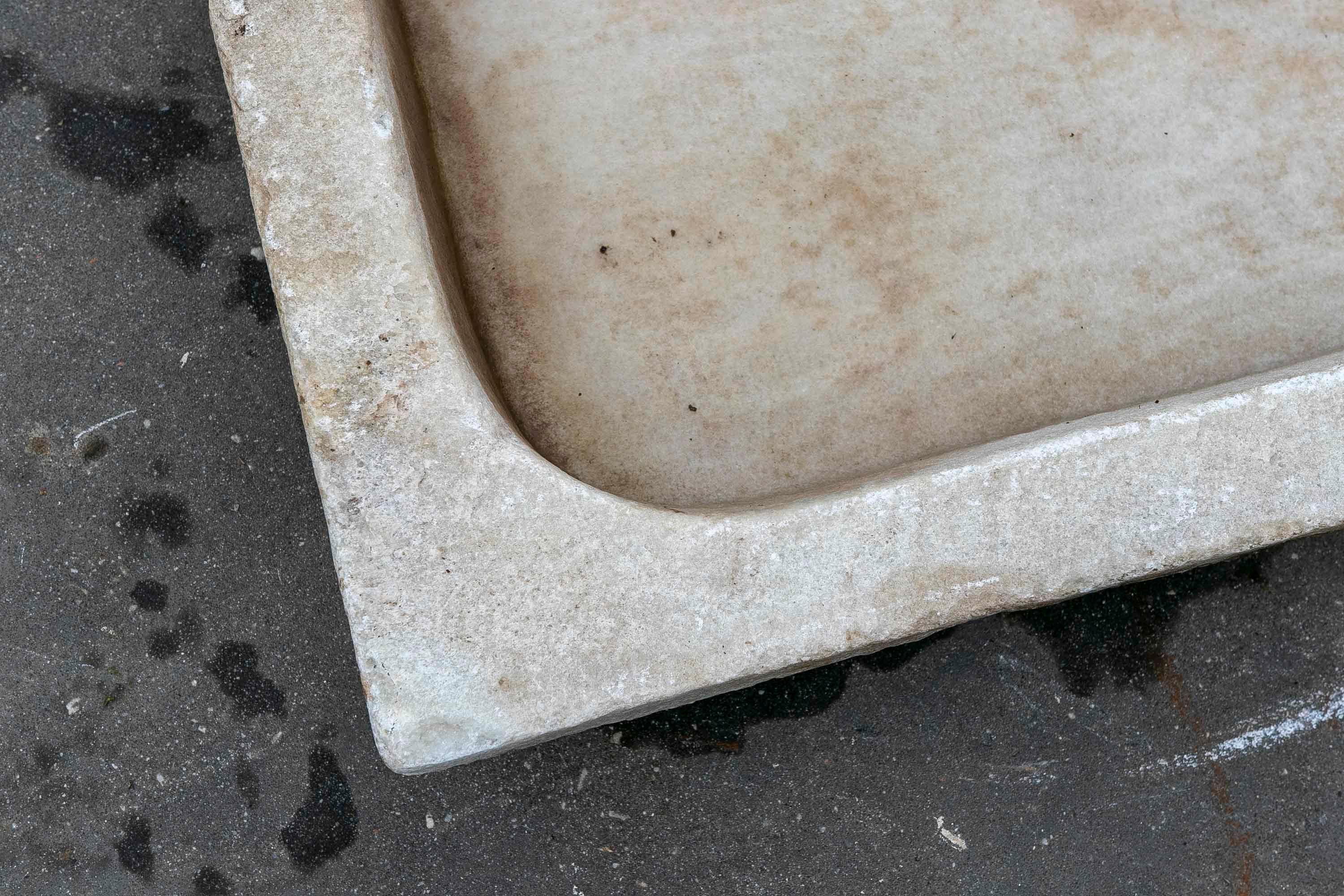Aquarelle de toilette en marbre blanc sculptée à la main avec un seul bloc en vente 9