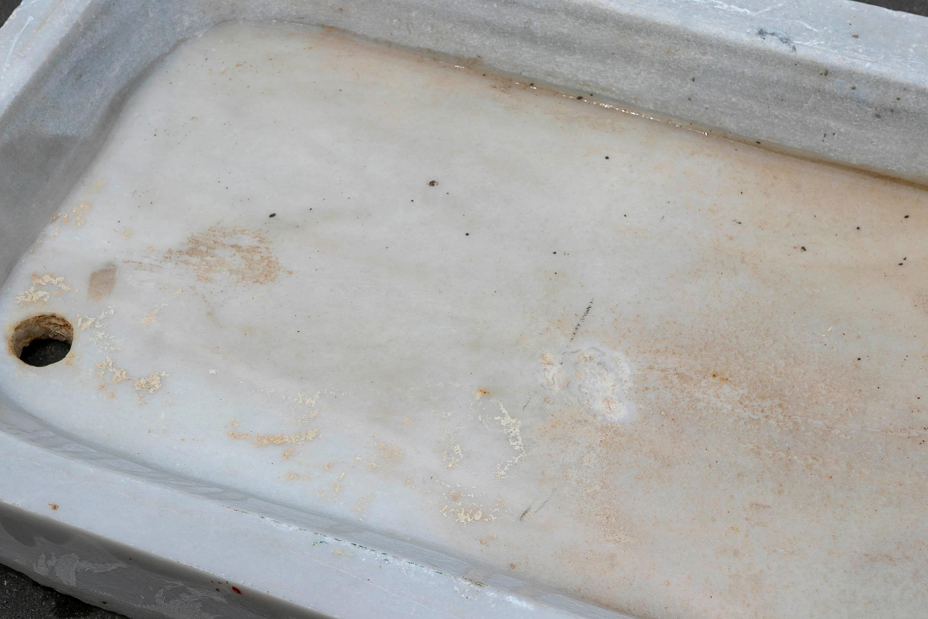 Lavabo in marmo bianco intagliato a mano con un lavabo in un blocco unico in vendita 10
