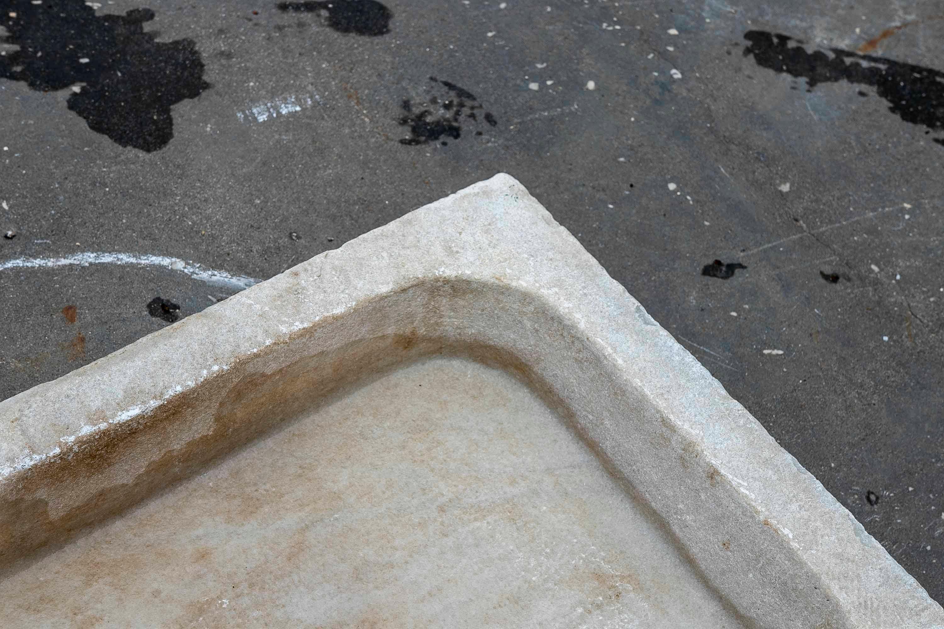 Aquarelle de toilette en marbre blanc sculptée à la main avec un seul bloc en vente 11
