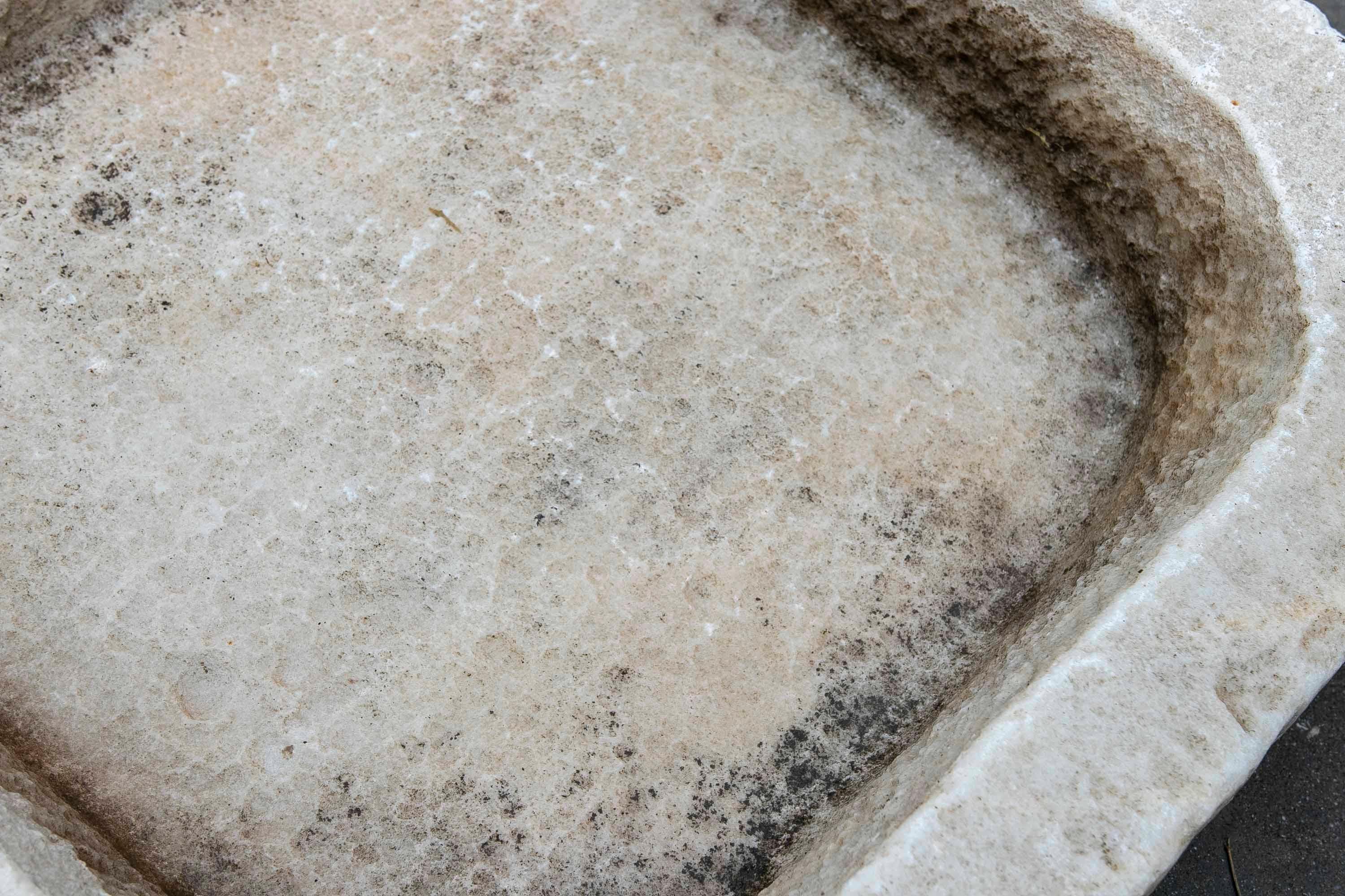 Lavabo in marmo bianco intagliato a mano con un lavabo in un blocco unico in vendita 11