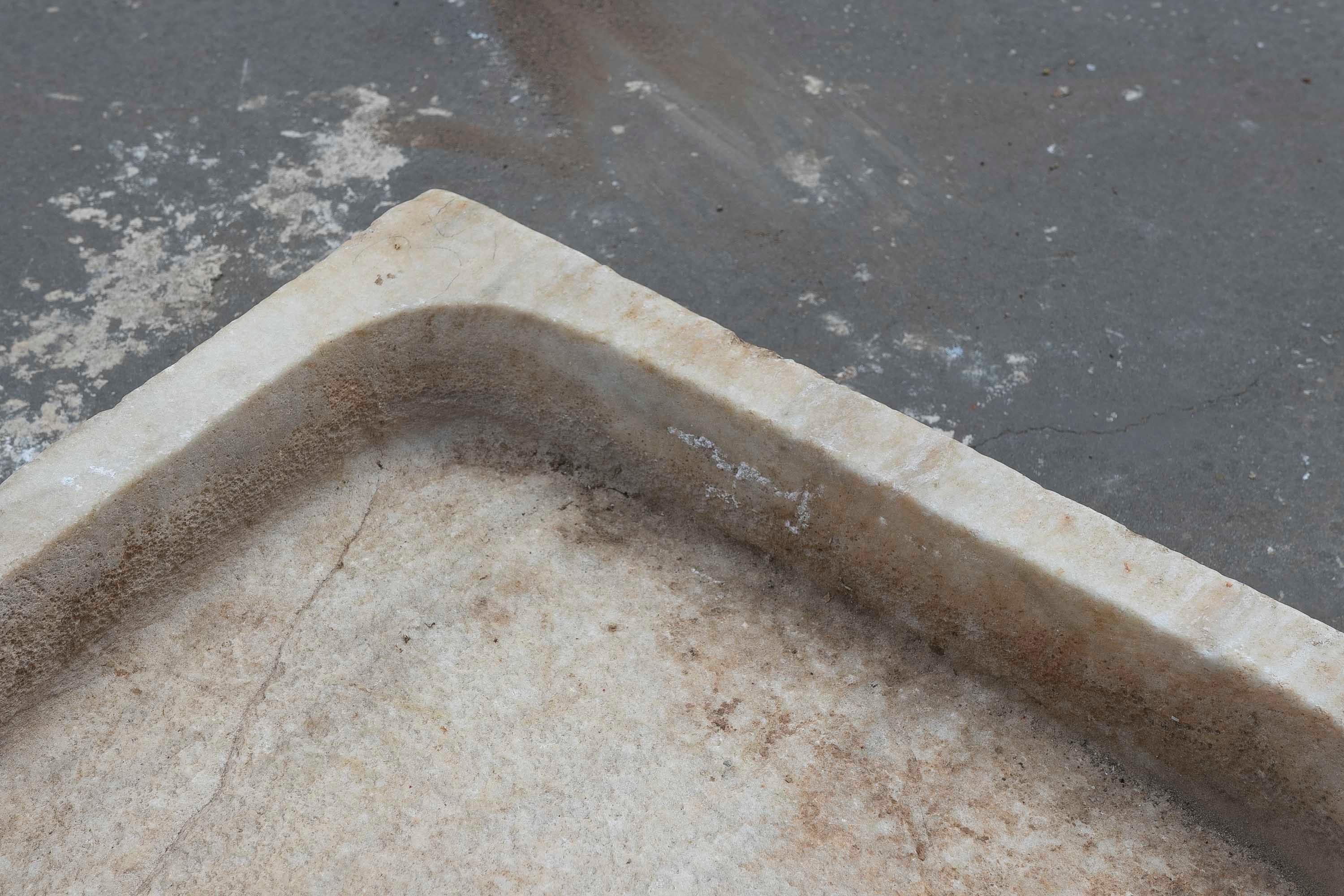 Weißer handgeschnitzter Waschbecken aus Marmor mit einem Waschbecken in einem einzigen Block im Angebot 13