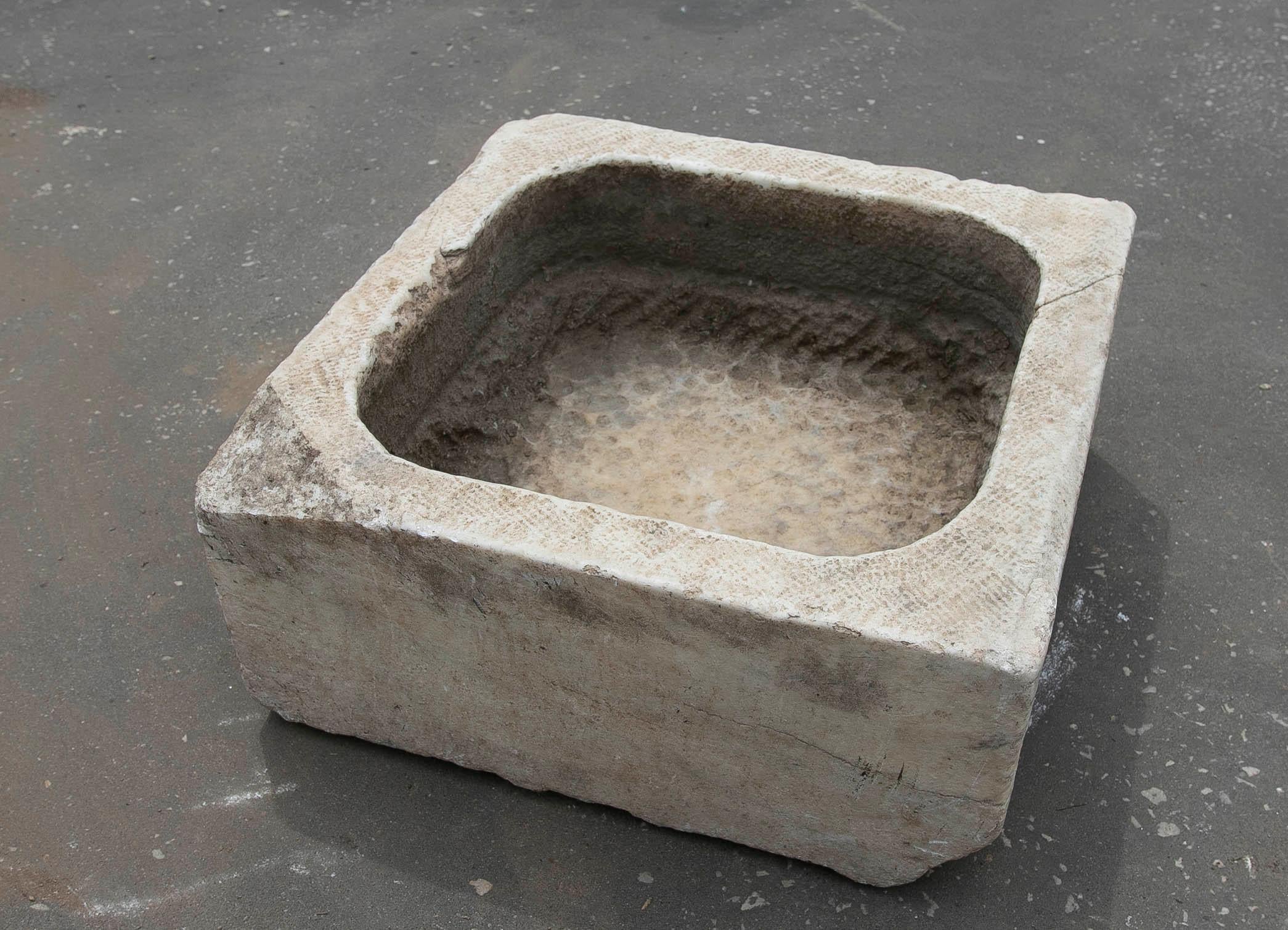 Lavabo in marmo bianco scolpito a mano con un lavello in un blocco unico.