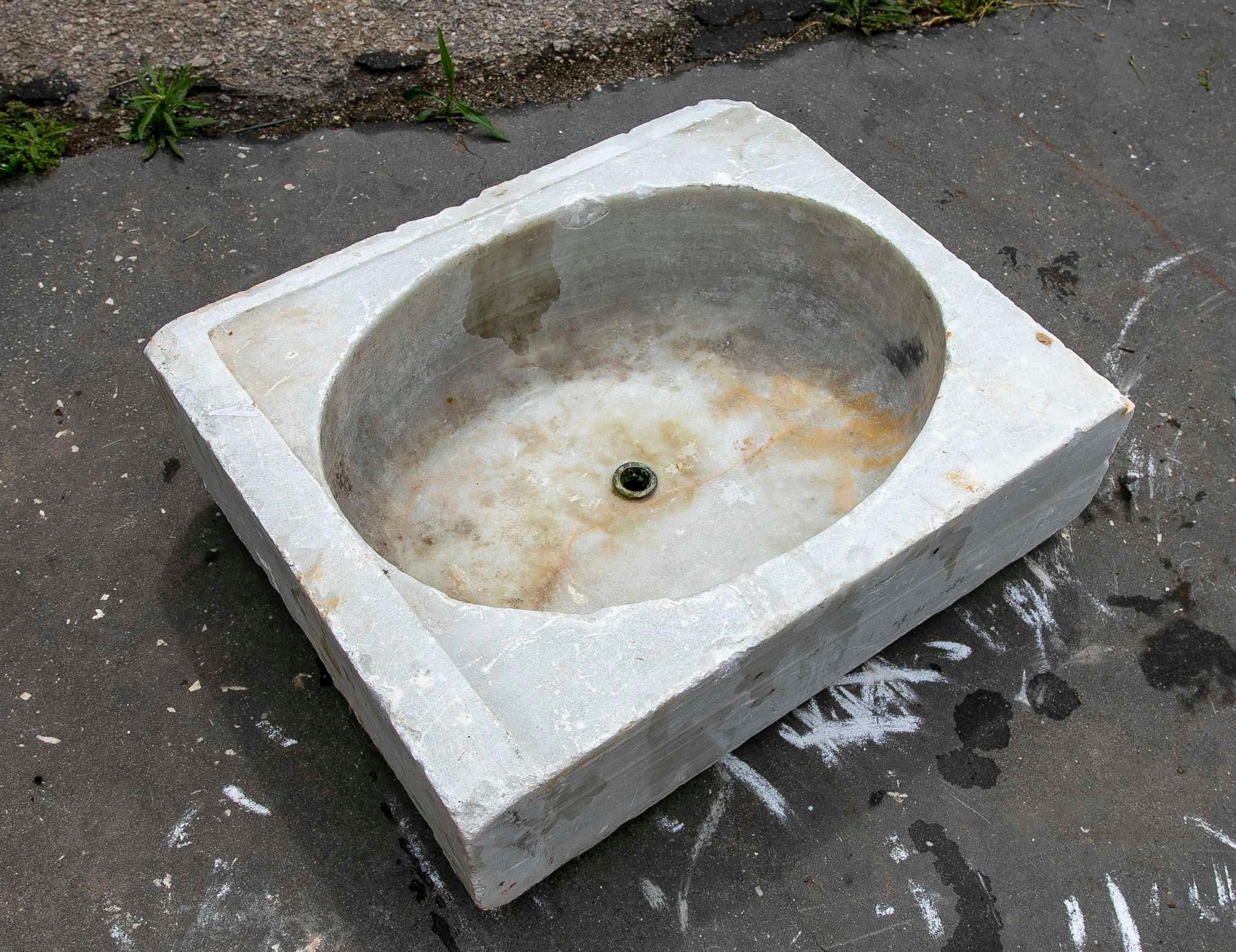 Lavabo in marmo bianco intagliato a mano con un lavabo in un unico blocco.