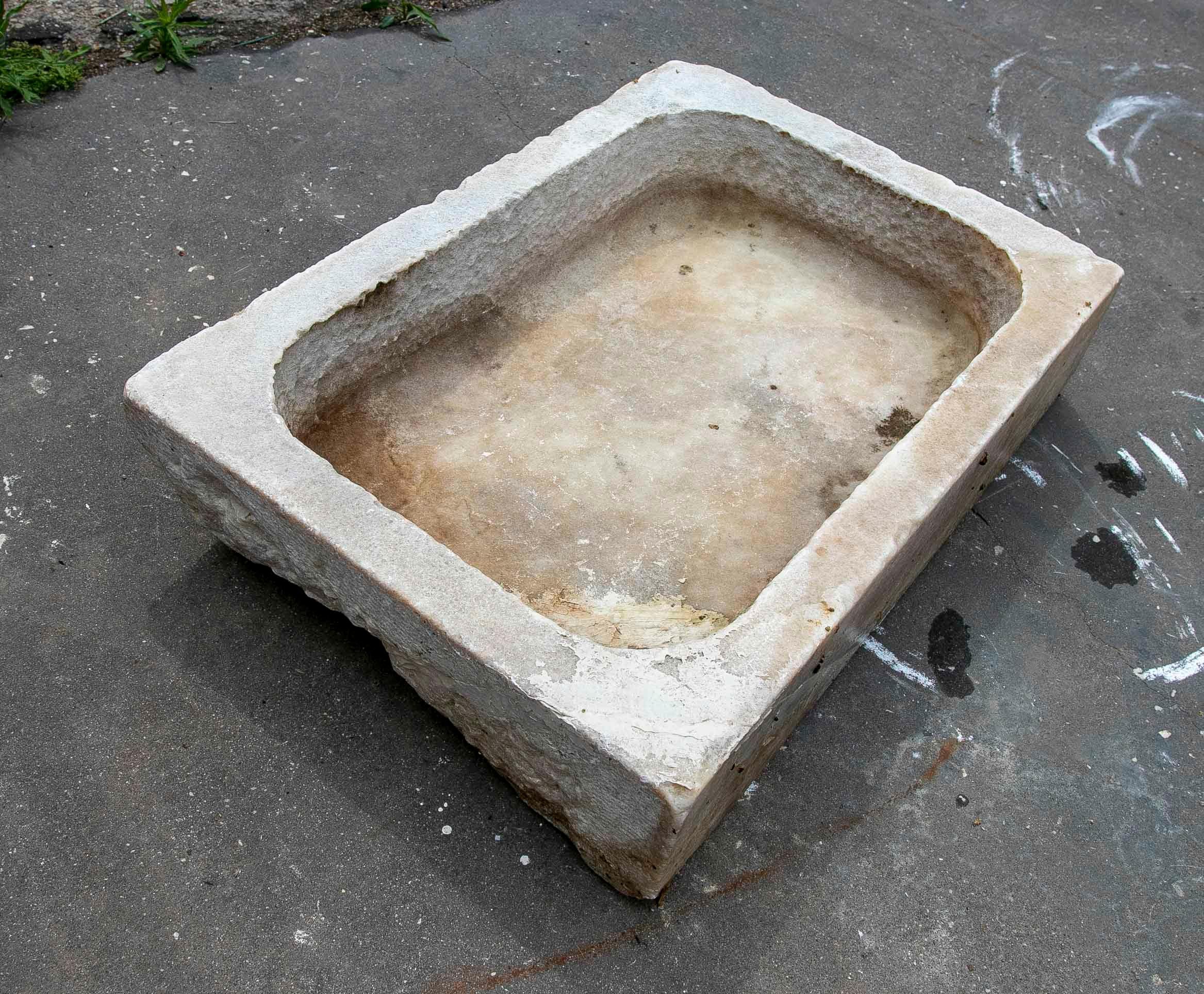Lavabo in marmo bianco scolpito a mano con un lavello in un blocco unico.