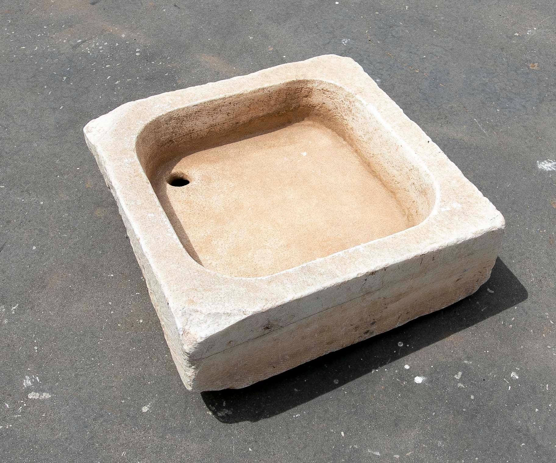 Intagliato a mano Lavabo in marmo bianco intagliato a mano con un lavabo in un unico blocco in vendita