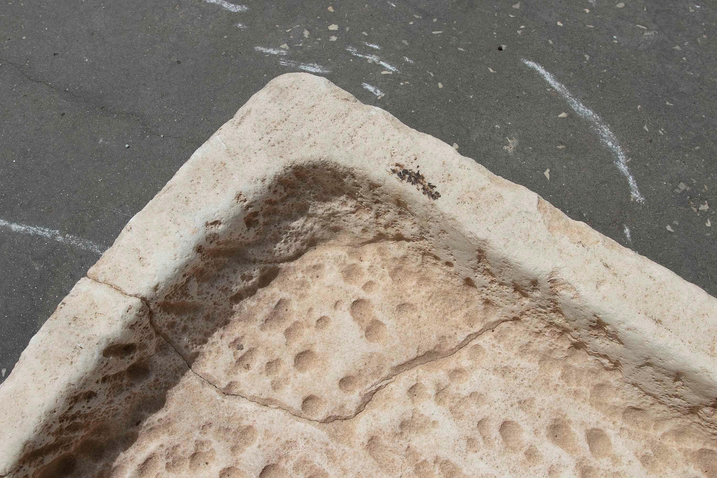 Intagliato a mano Lavabo in marmo bianco intagliato a mano con un lavabo in un unico blocco in vendita