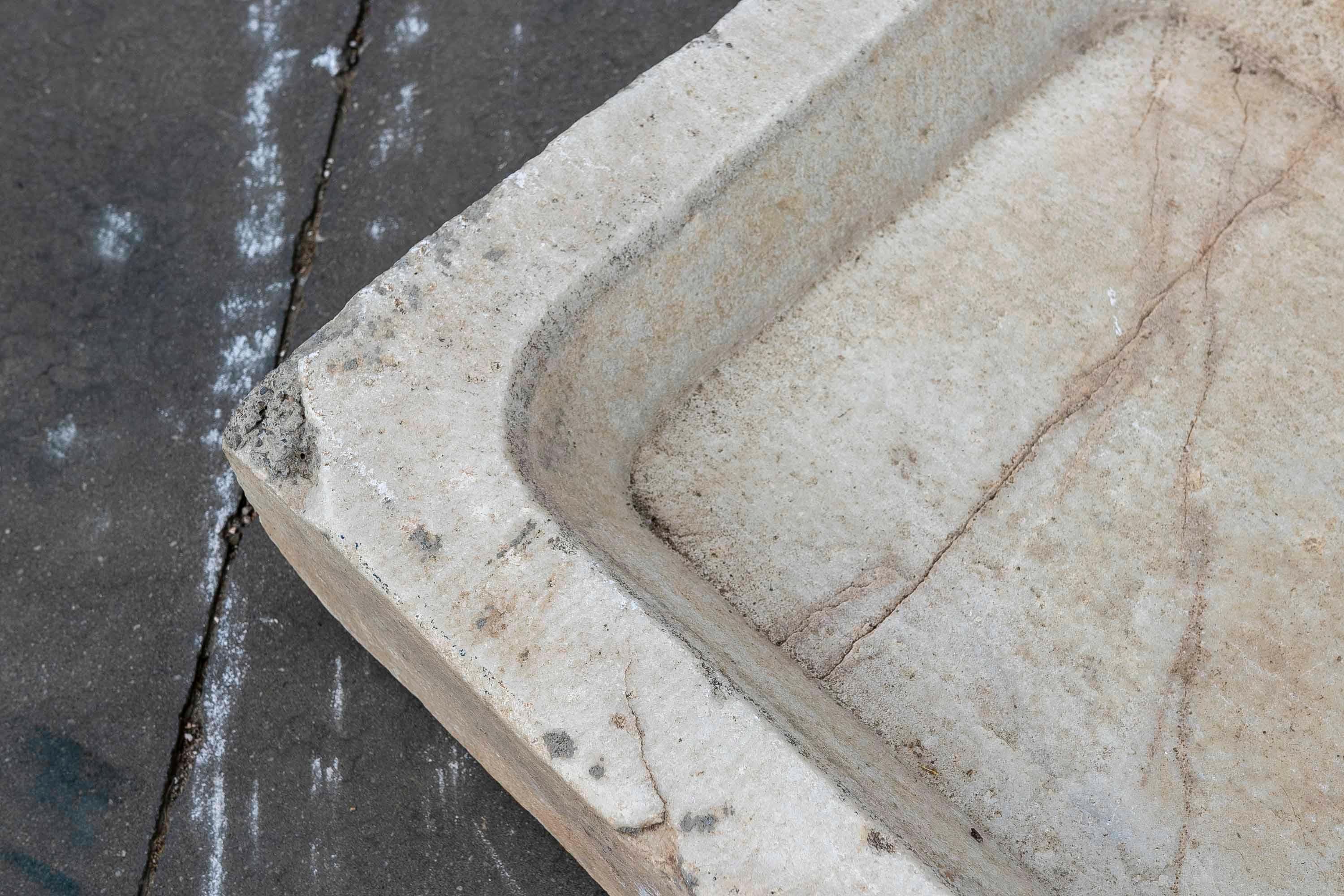 Intagliato a mano Lavabo in marmo bianco intagliato a mano con un lavabo in un unico blocco in vendita