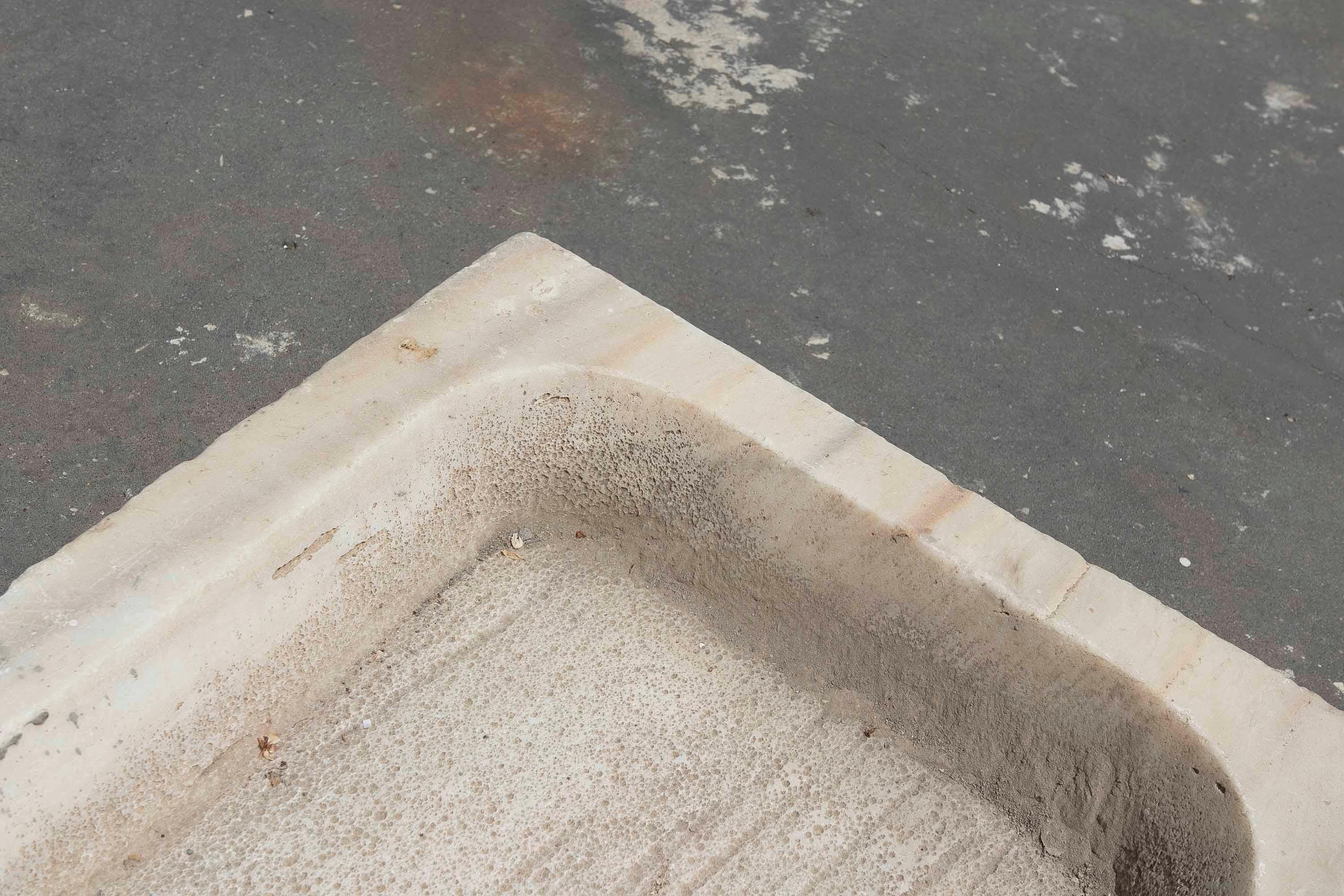 Weißer handgeschnitzter Waschbecken aus Marmor mit einem Waschbecken in einem einzigen Block  im Zustand „Gut“ im Angebot in Marbella, ES