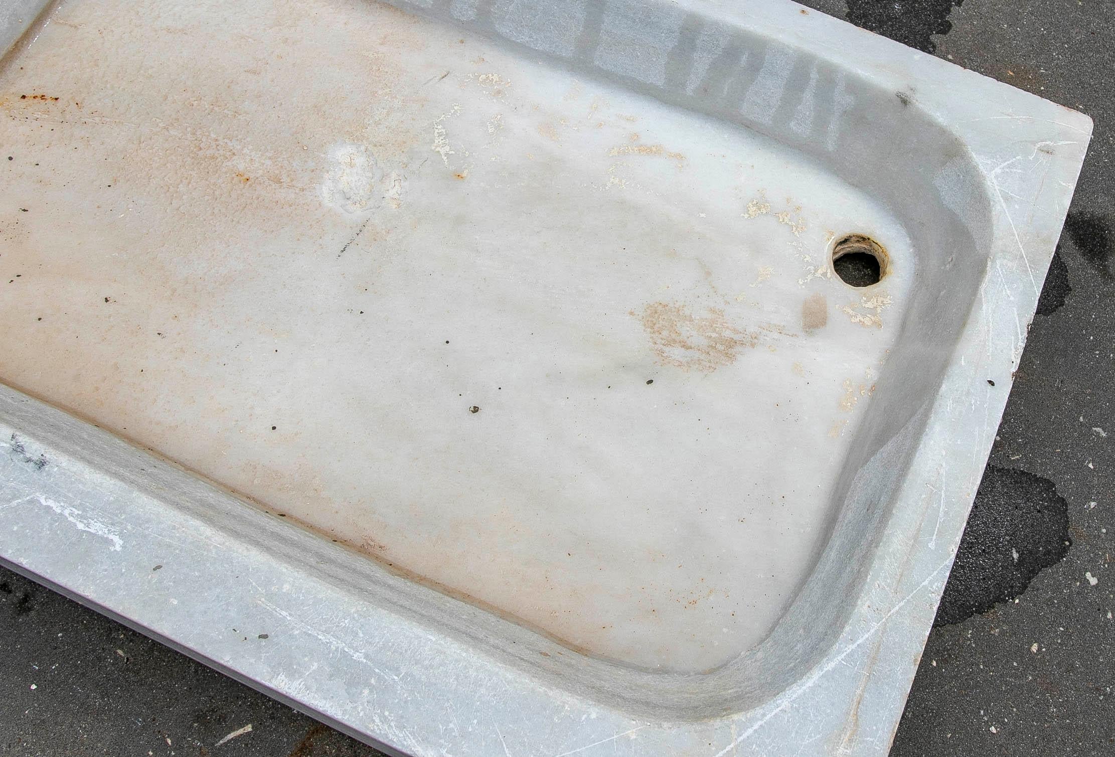 Intagliato a mano Lavabo in marmo bianco intagliato a mano con un lavabo in un blocco unico in vendita