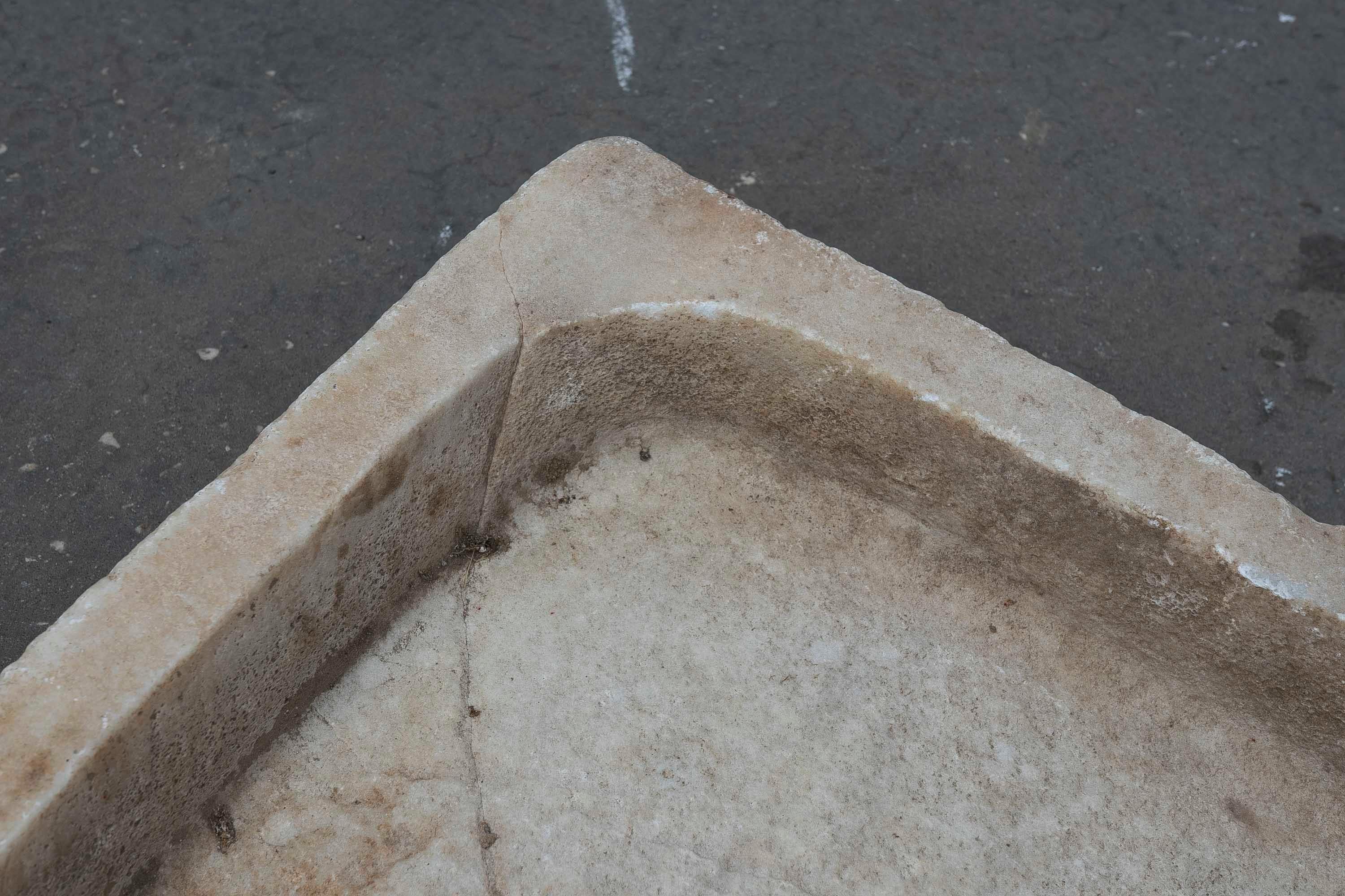 White Hand Carved Marble Washbasin with One Sink in a Single Block In Good Condition For Sale In Marbella, ES