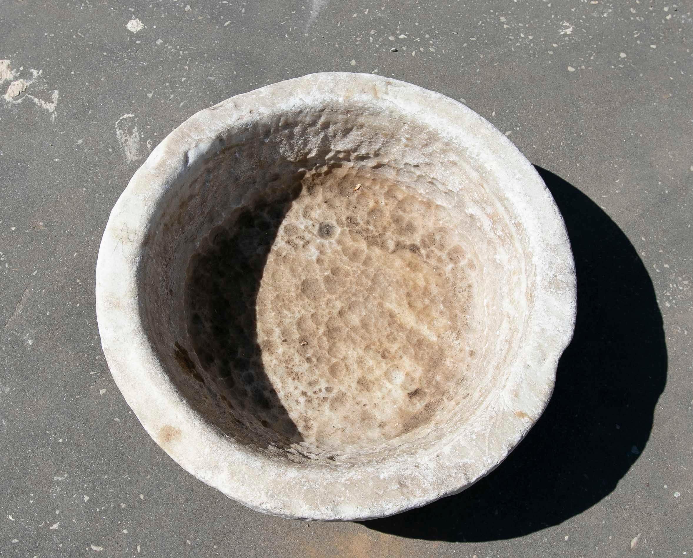 20th Century White Hand-Carved Marble Washbasin with One Sink in a Single Block For Sale