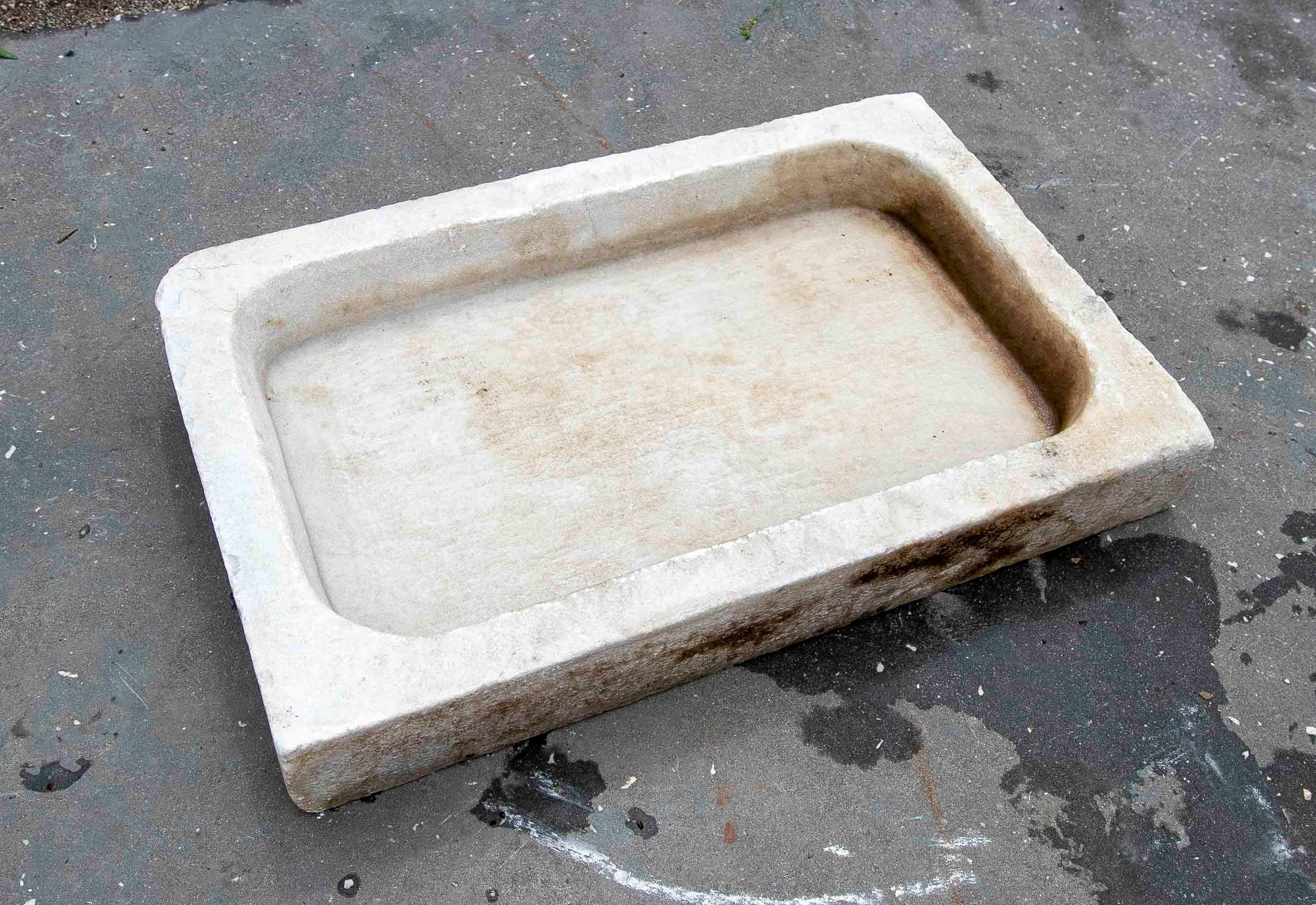 White Hand Carved Marble Washbasin with One Sink in a Single Block In Good Condition For Sale In Marbella, ES
