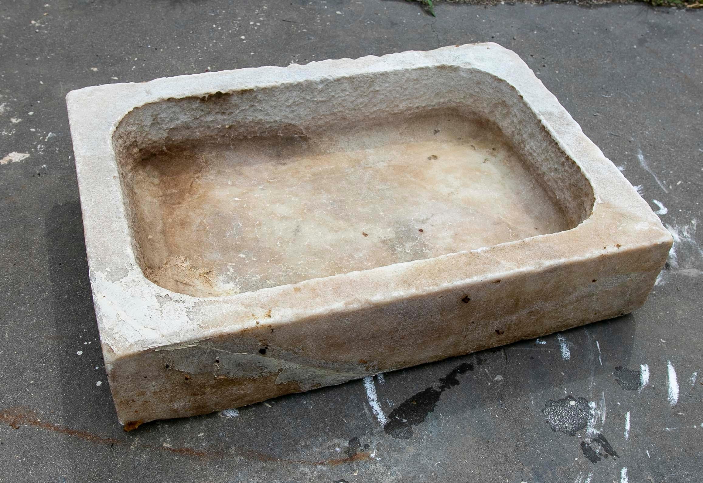 Lavabo in marmo bianco intagliato a mano con un lavabo in un blocco unico In condizioni buone in vendita a Marbella, ES
