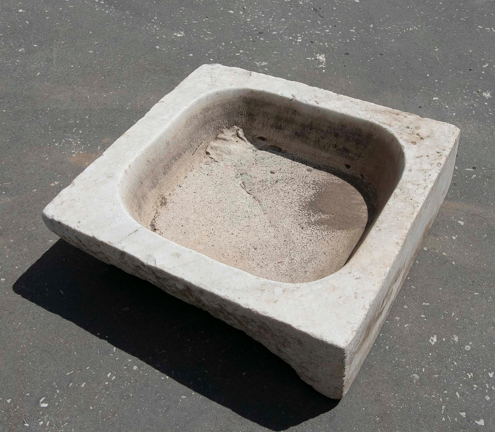 20th Century White Hand-Carved Marble Washbasin with One Sink in a Single Block For Sale