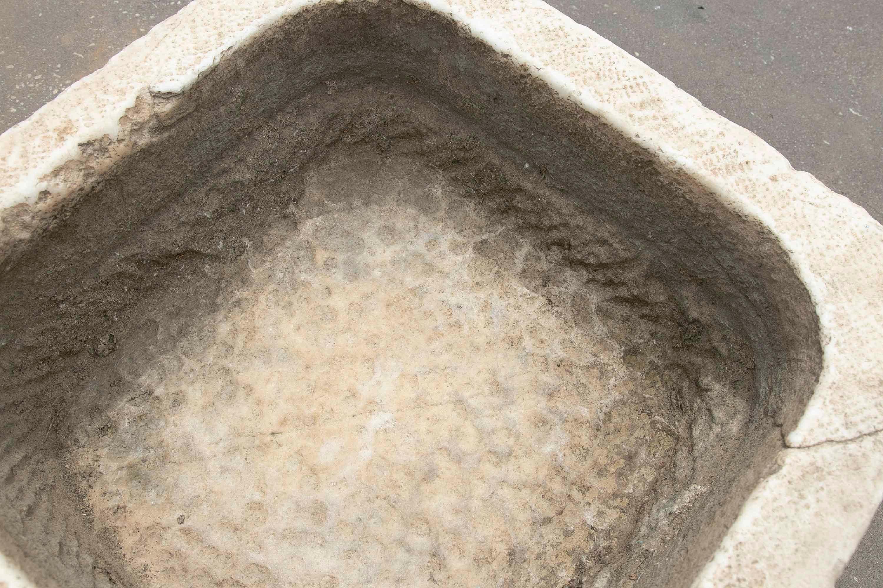 XX secolo Lavabo in marmo bianco intagliato a mano con un lavabo in un blocco unico in vendita