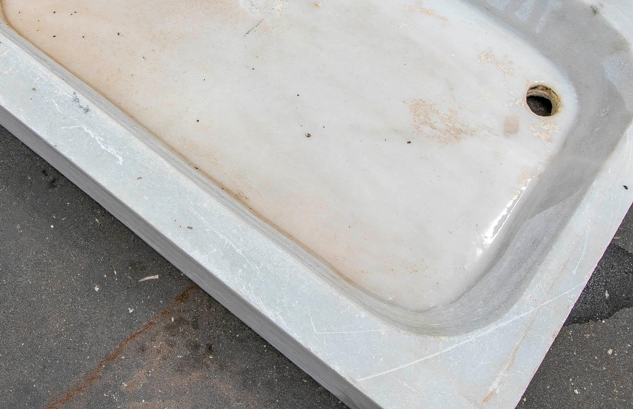 20th Century White Hand Carved Marble Washbasin with One Sink in a Single Block For Sale