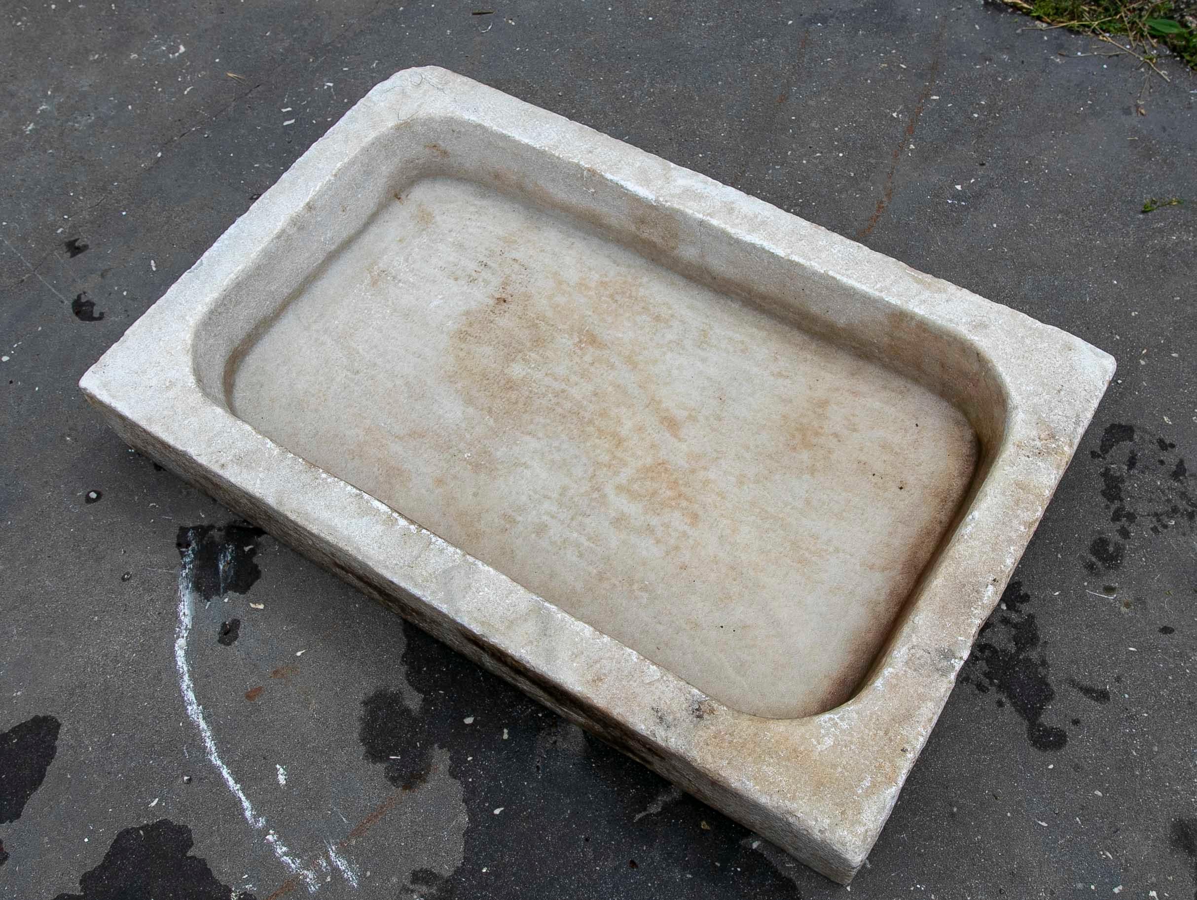 20th Century White Hand Carved Marble Washbasin with One Sink in a Single Block For Sale
