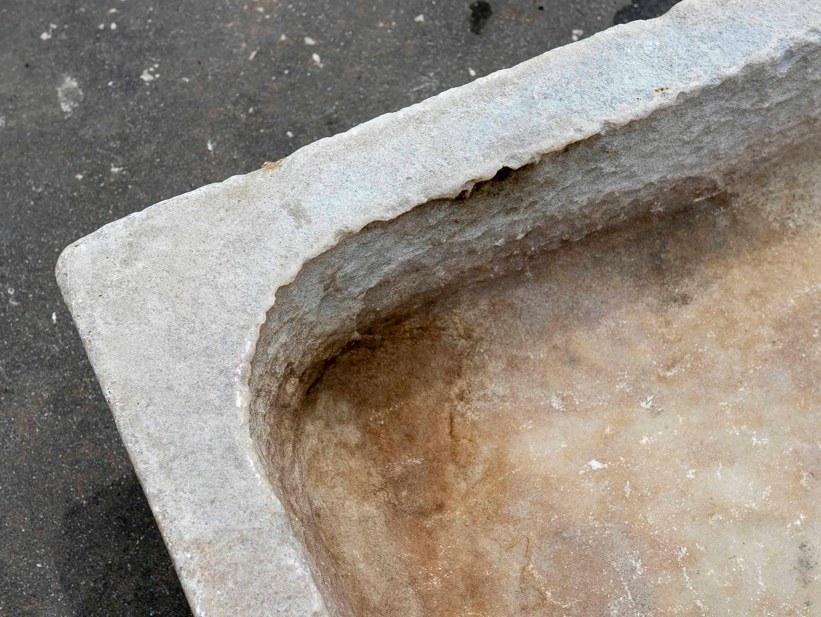 20th Century White Hand Carved Marble Washbasin with One Sink in a Single Block For Sale