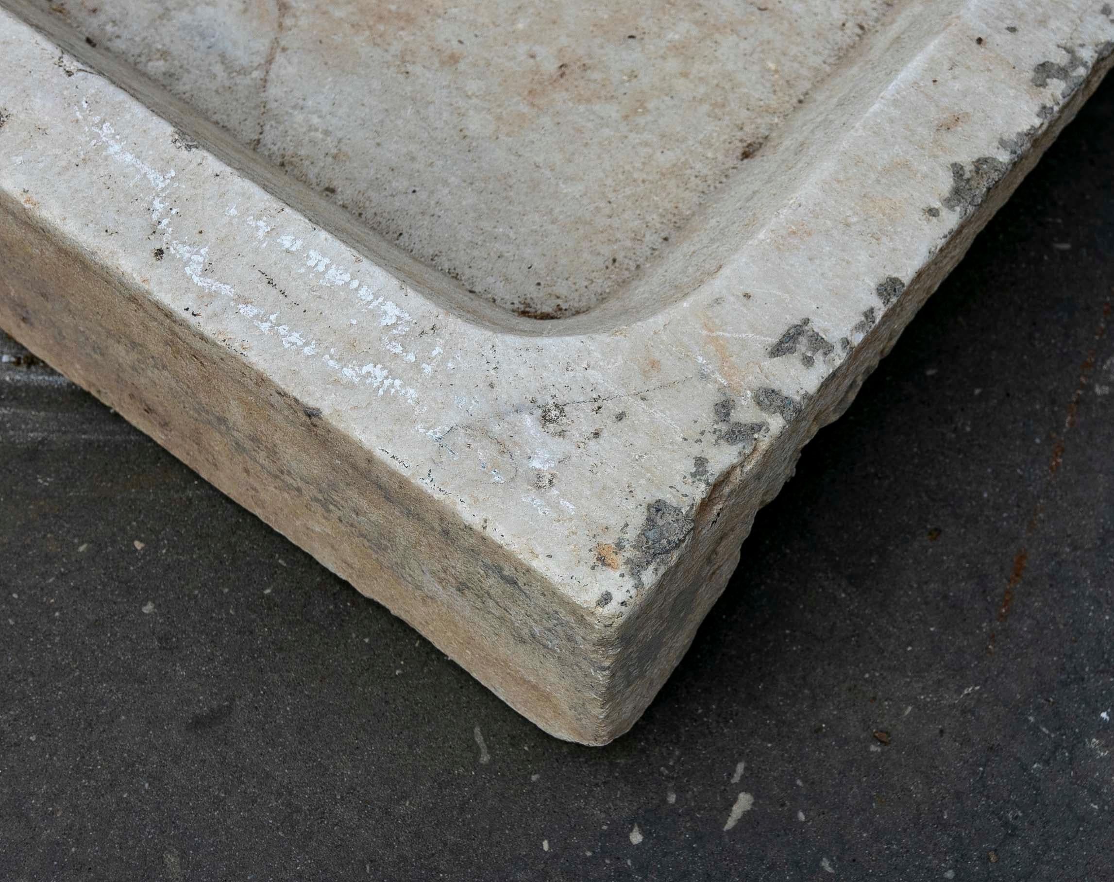 Lavabo in marmo bianco intagliato a mano con un lavabo in un unico blocco in vendita 1