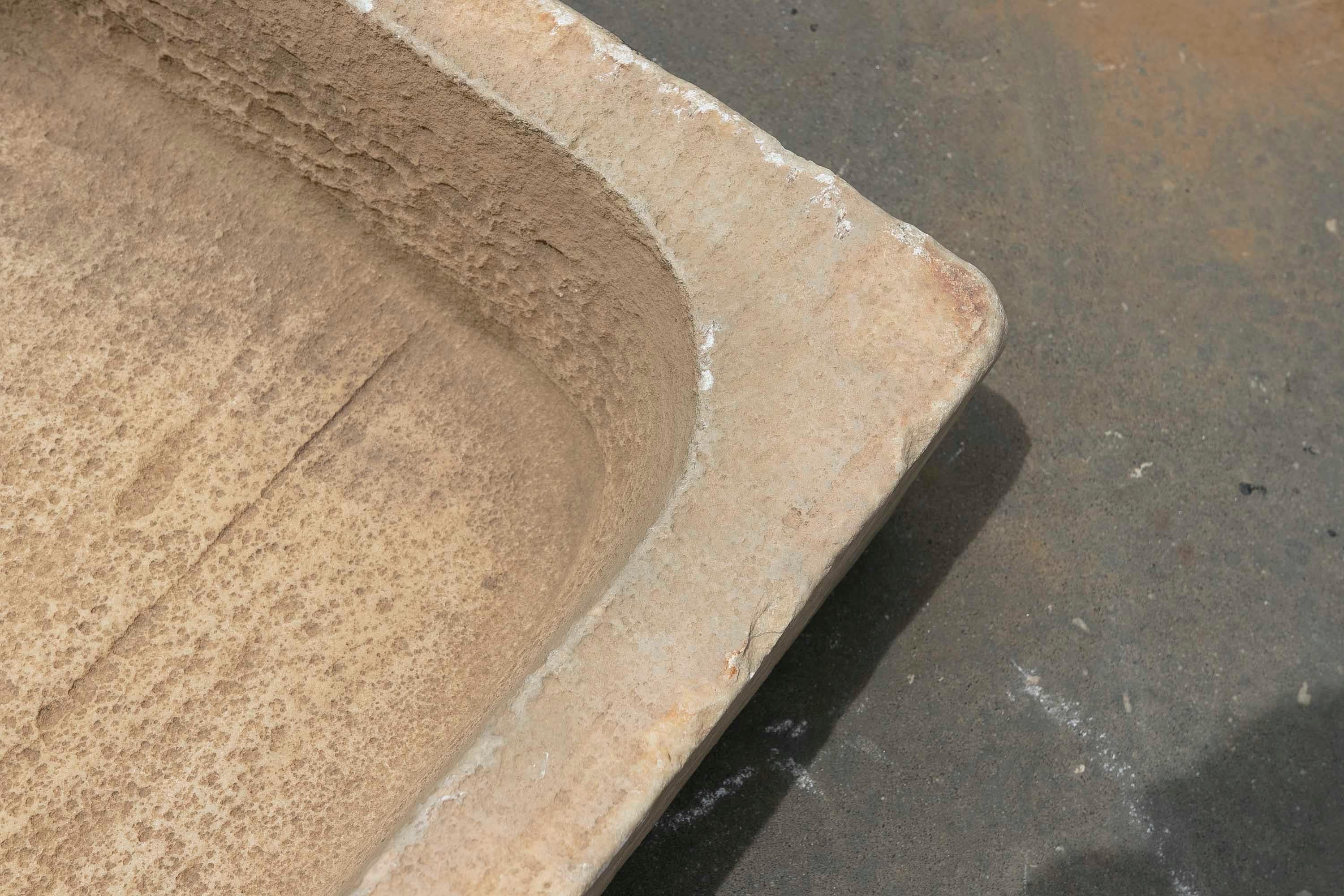 Lavabo in marmo bianco intagliato a mano con un lavabo in un unico blocco in vendita 2