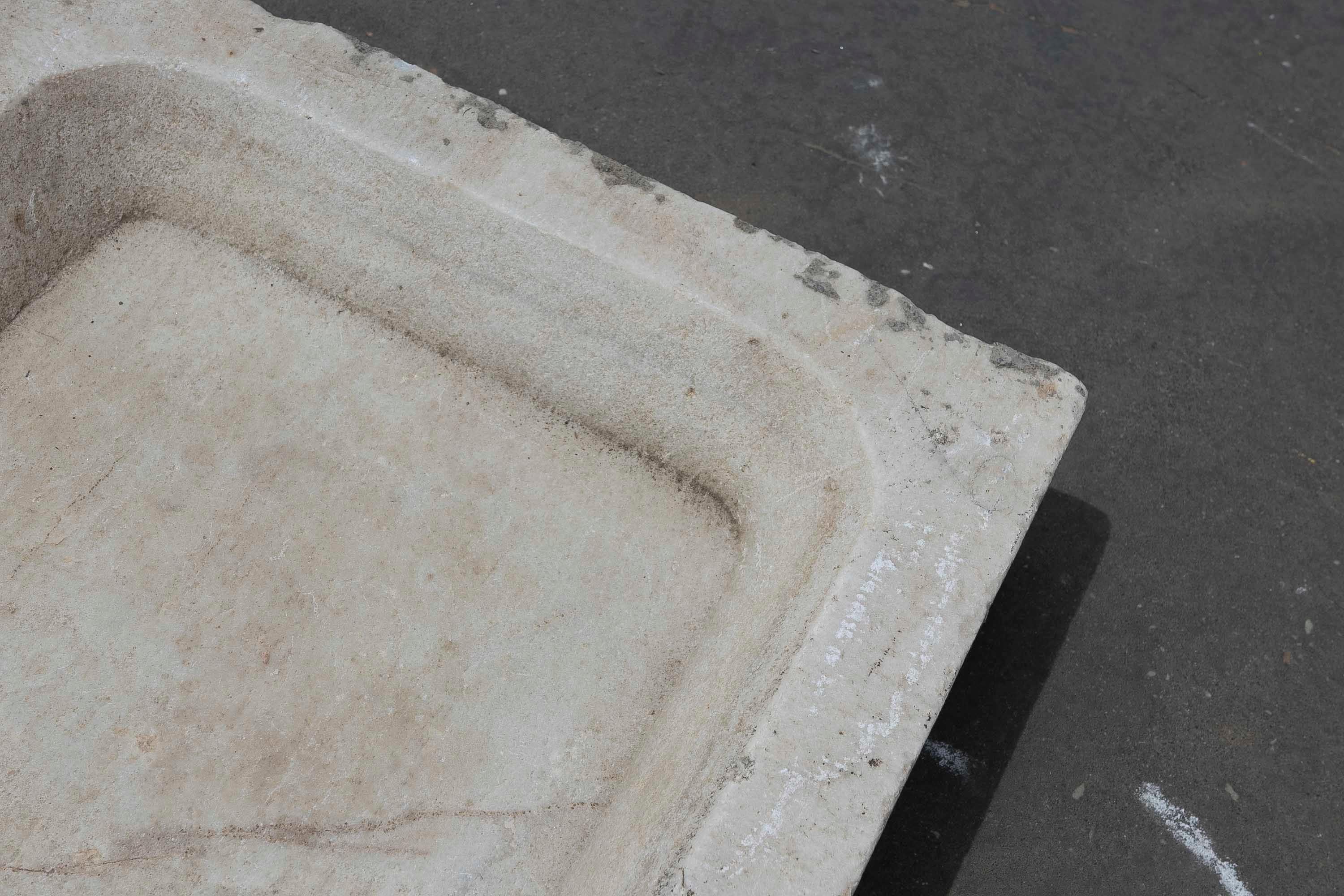 Lavabo in marmo bianco intagliato a mano con un lavabo in un unico blocco in vendita 2