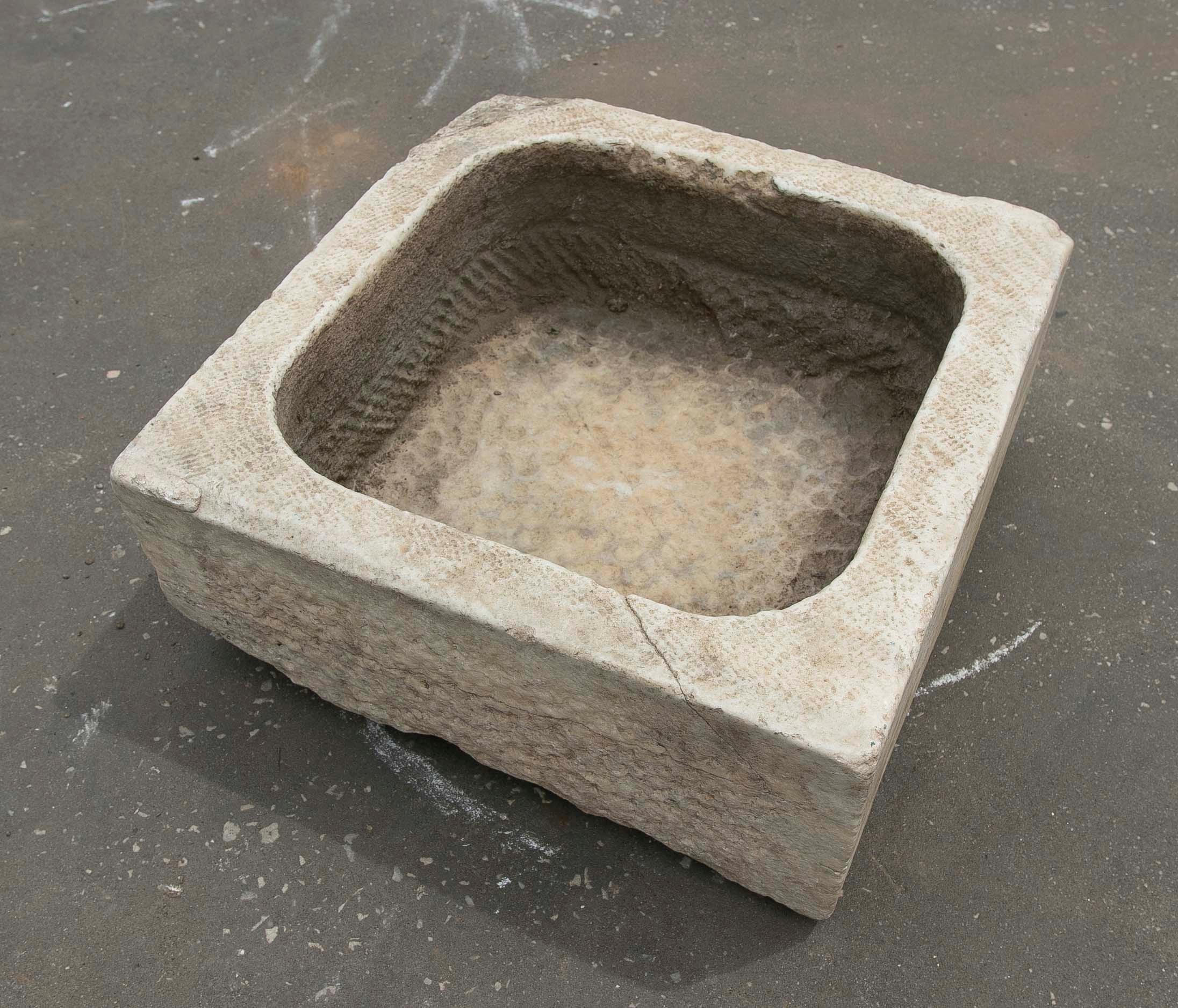Lavabo in marmo bianco intagliato a mano con un lavabo in un blocco unico in vendita 1