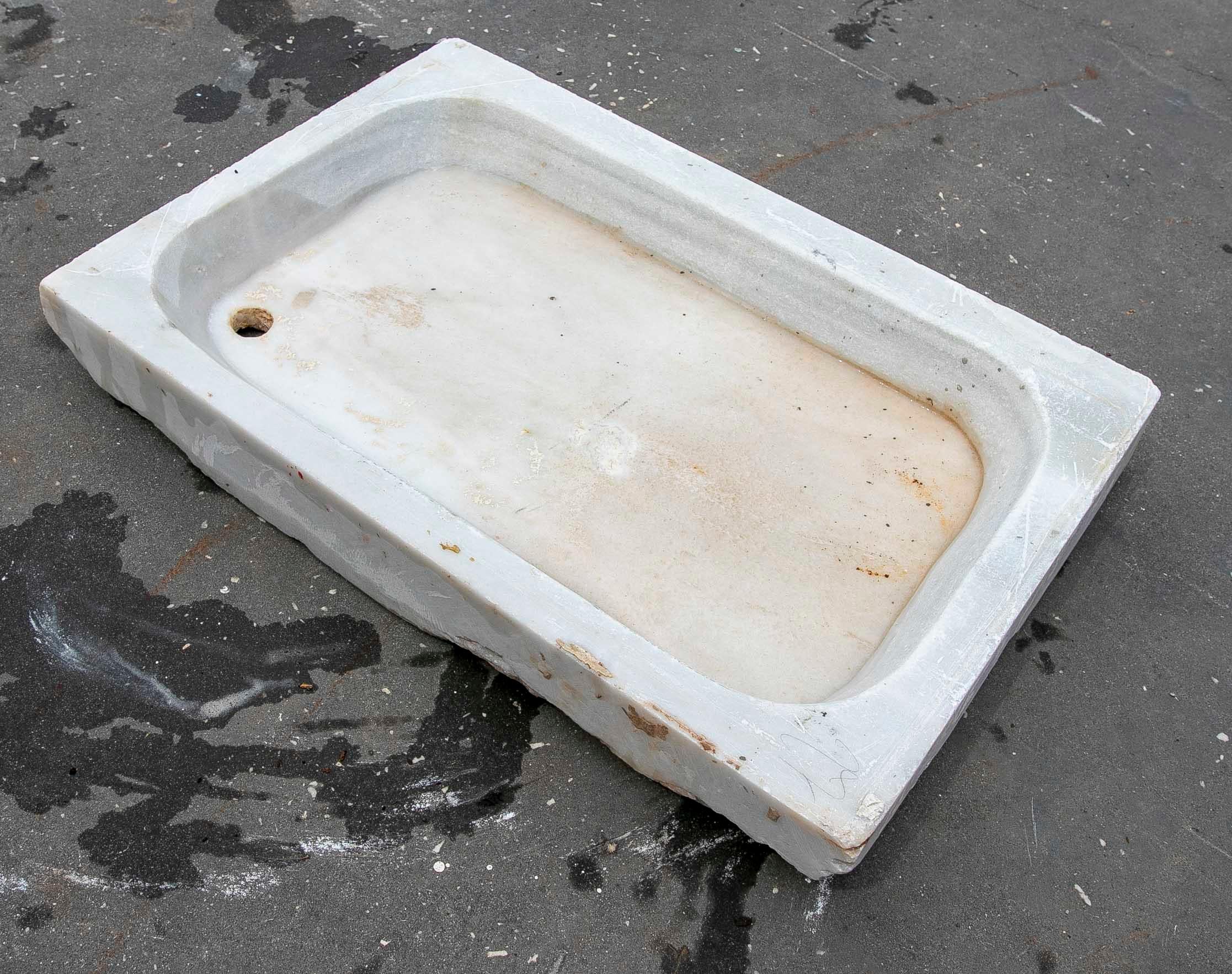 White Hand Carved Marble Washbasin with One Sink in a Single Block For Sale 2
