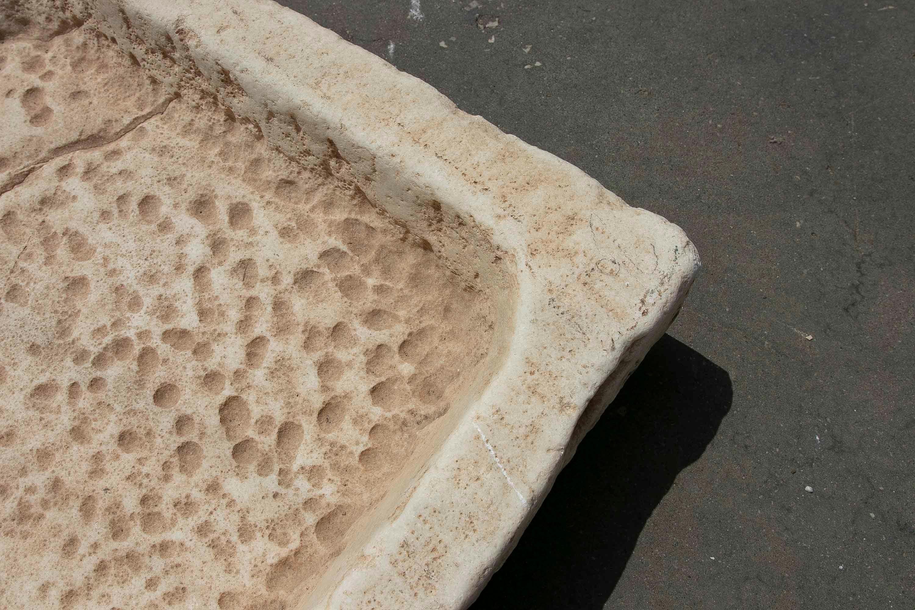 Lavabo in marmo bianco intagliato a mano con un lavabo in un unico blocco in vendita 2