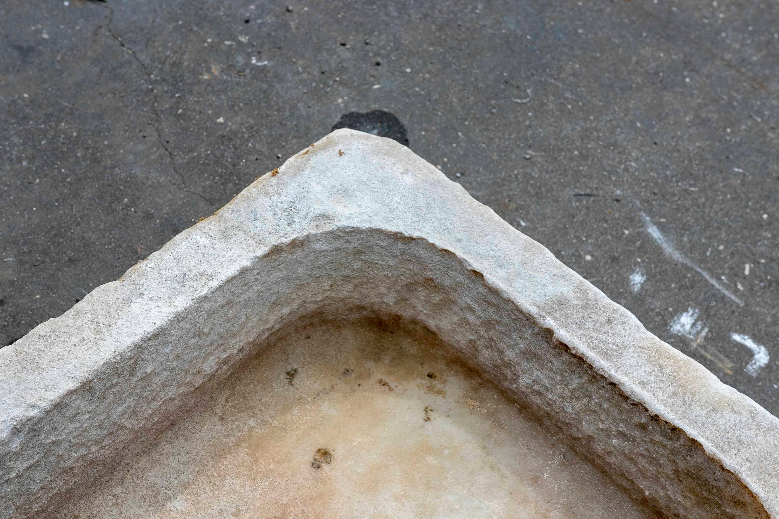 Lavabo in marmo bianco intagliato a mano con un lavabo in un blocco unico in vendita 2