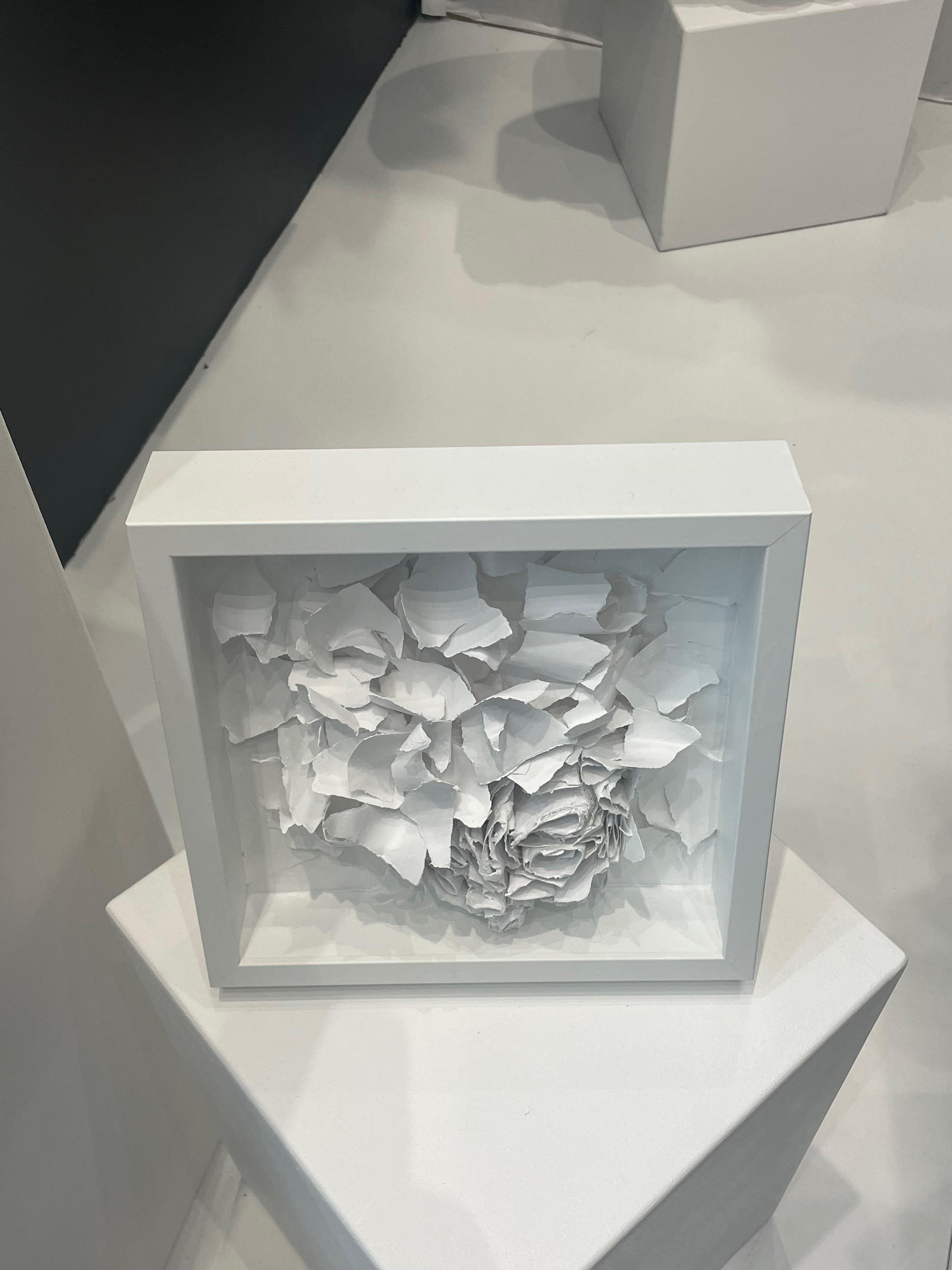 Escultura blanca de papel cortado a mano en marco, Francia, Contemporáneo en Nuevo estado para la venta en New York, NY