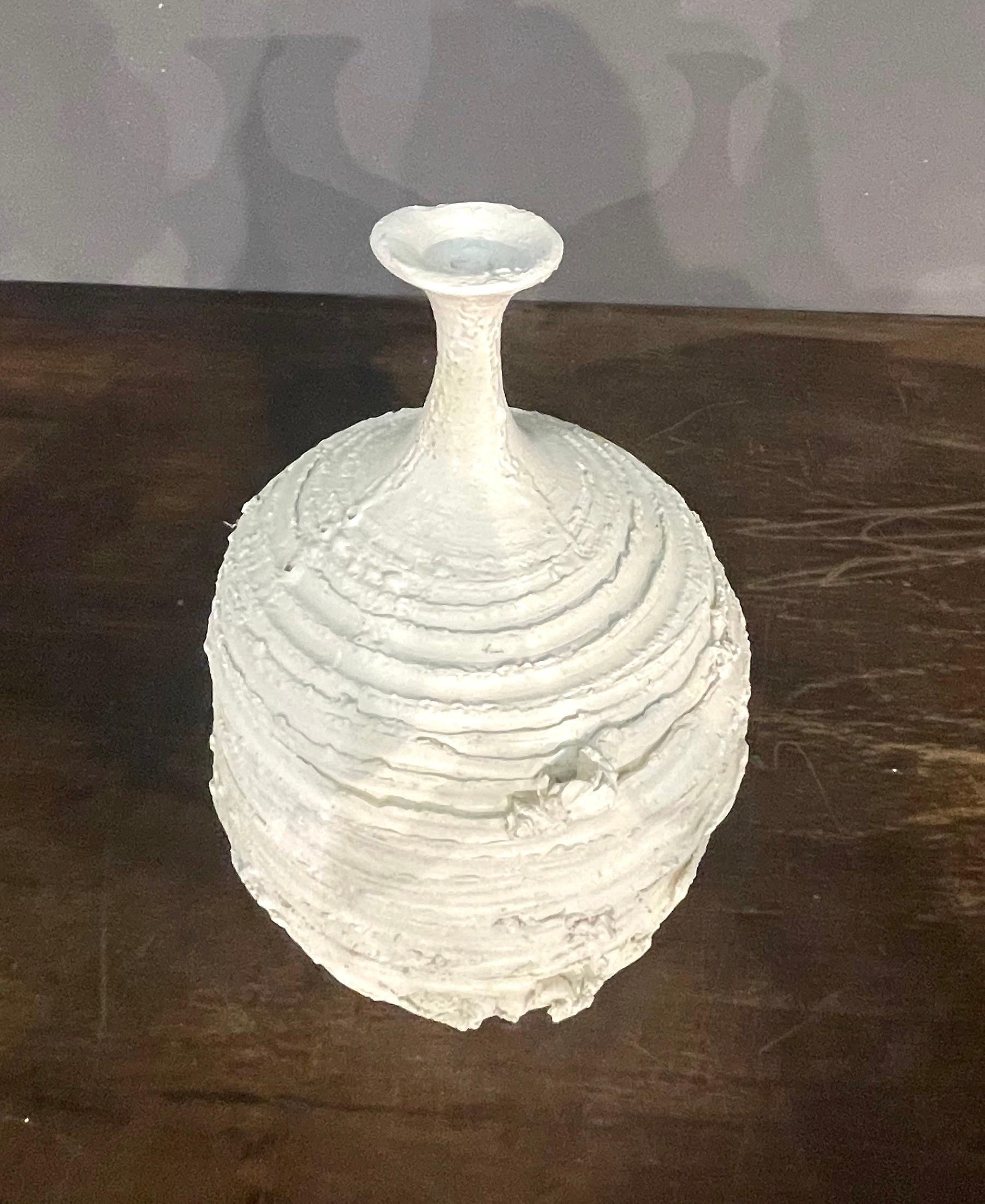 Weiße handgefertigte Vase mit brutalistischem Design, Italien, Contemporary (Keramik)