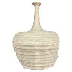 Weiße handgefertigte Vase mit brutalistischem Design, Italien, Contemporary