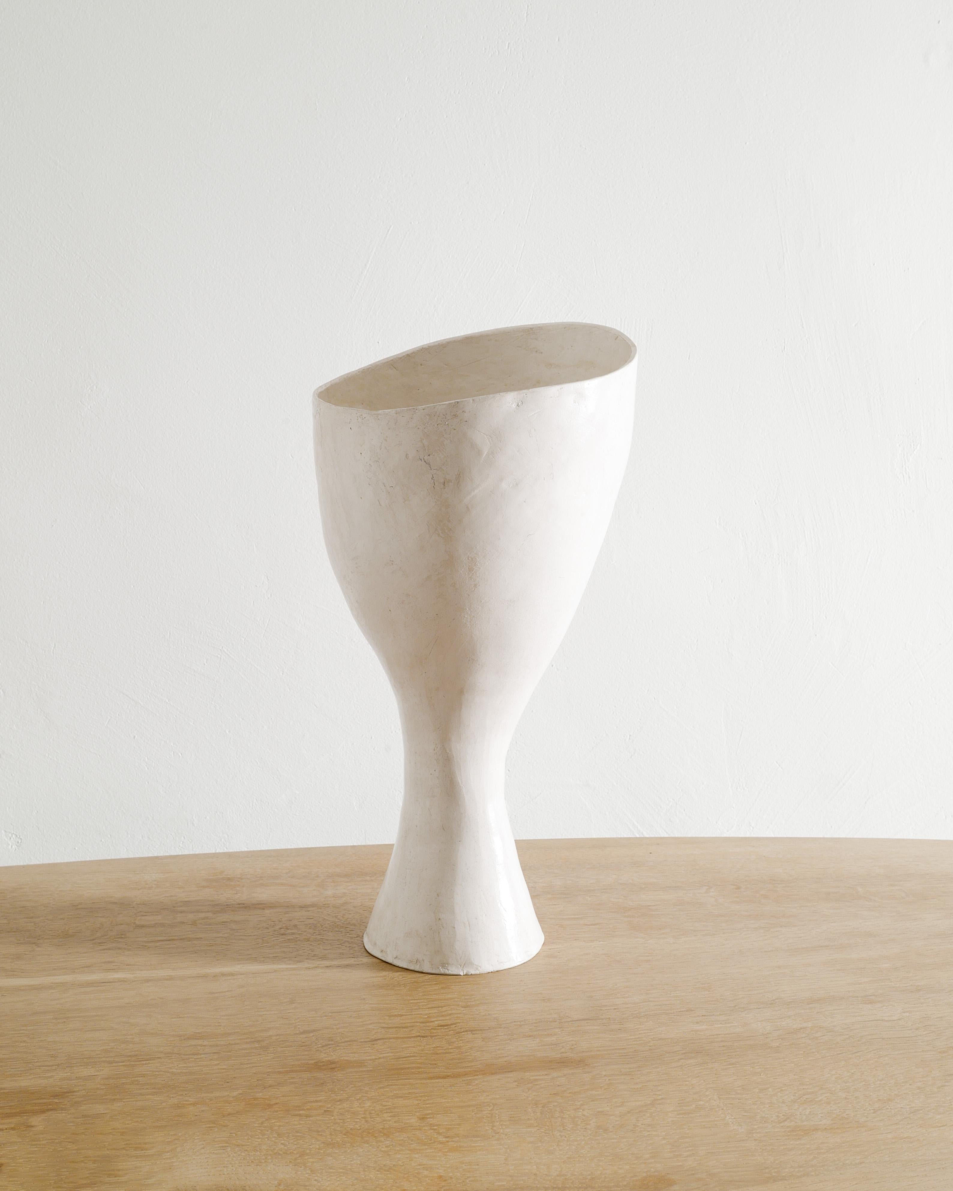 Raro vaso in gesso grande e scultoreo realizzato a mano dall'artista argentino Grillo Demo. In buone condizioni originali con una leggera patina. 

Dimensioni: H: 53 cm Diametro: 27 cm 
