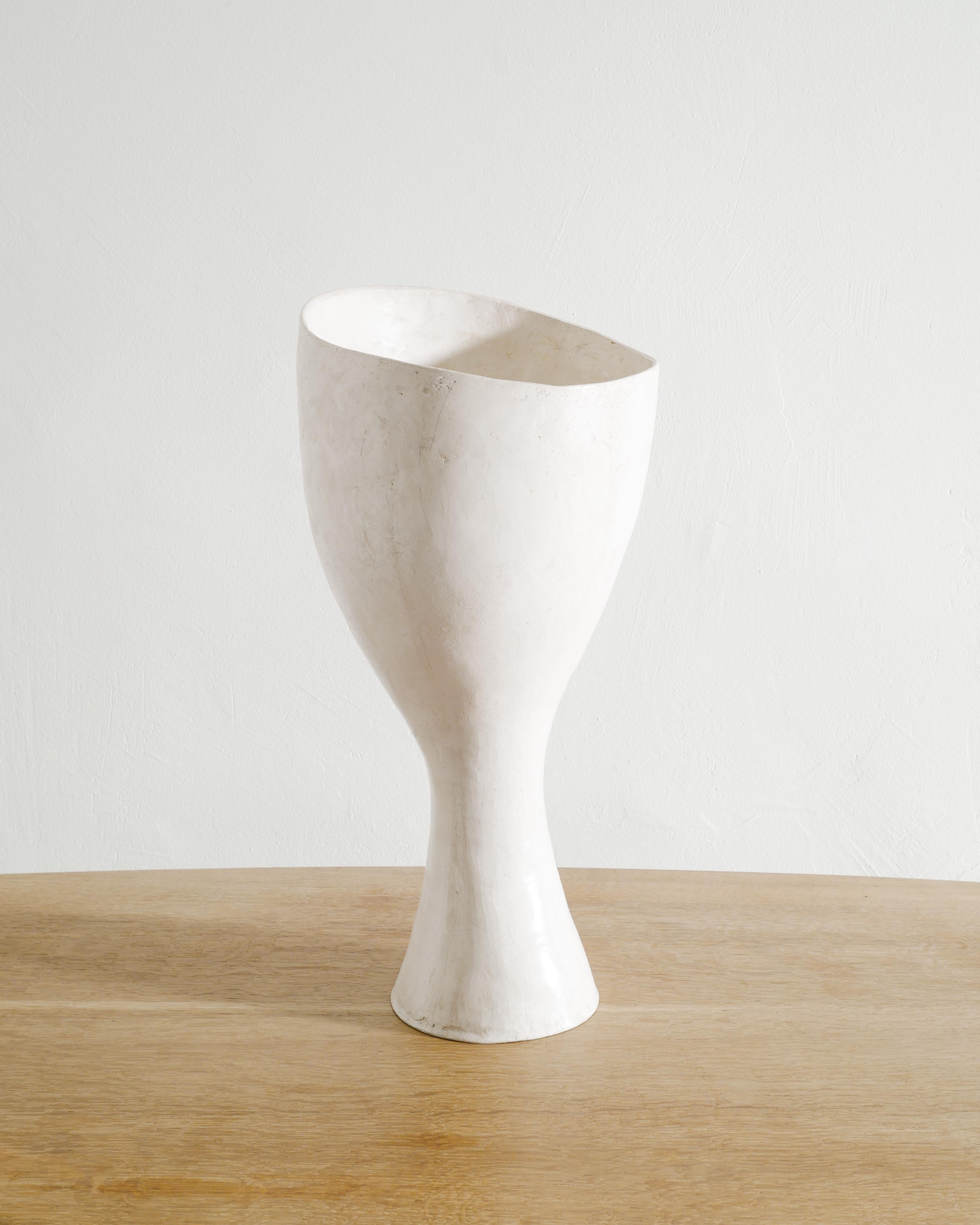 Arts and Crafts Vaso scultoreo in gesso libero Hand Made bianco di Grillo Demo in vendita