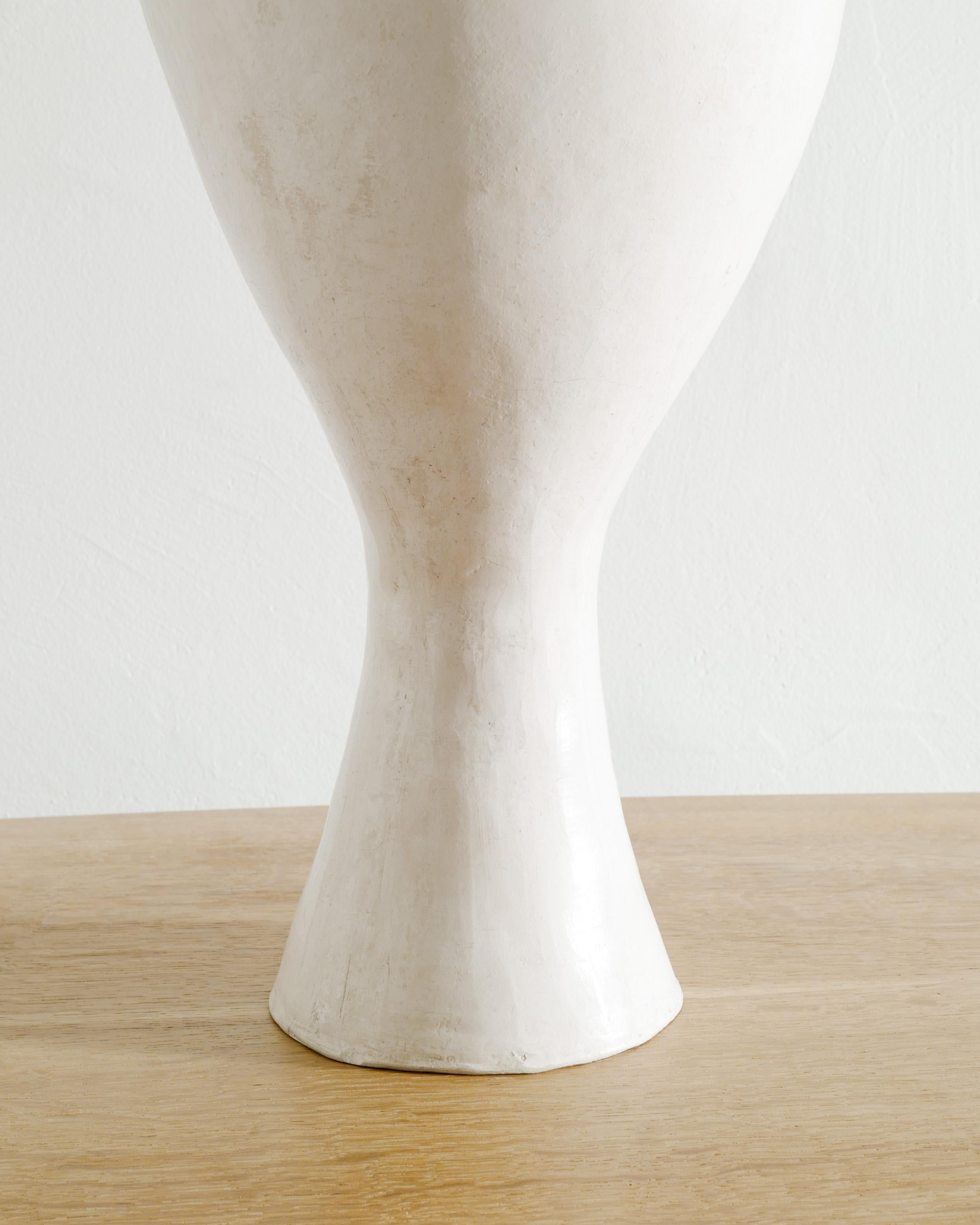 Vaso scultoreo in gesso libero Hand Made bianco di Grillo Demo In condizioni buone in vendita a Stockholm, SE