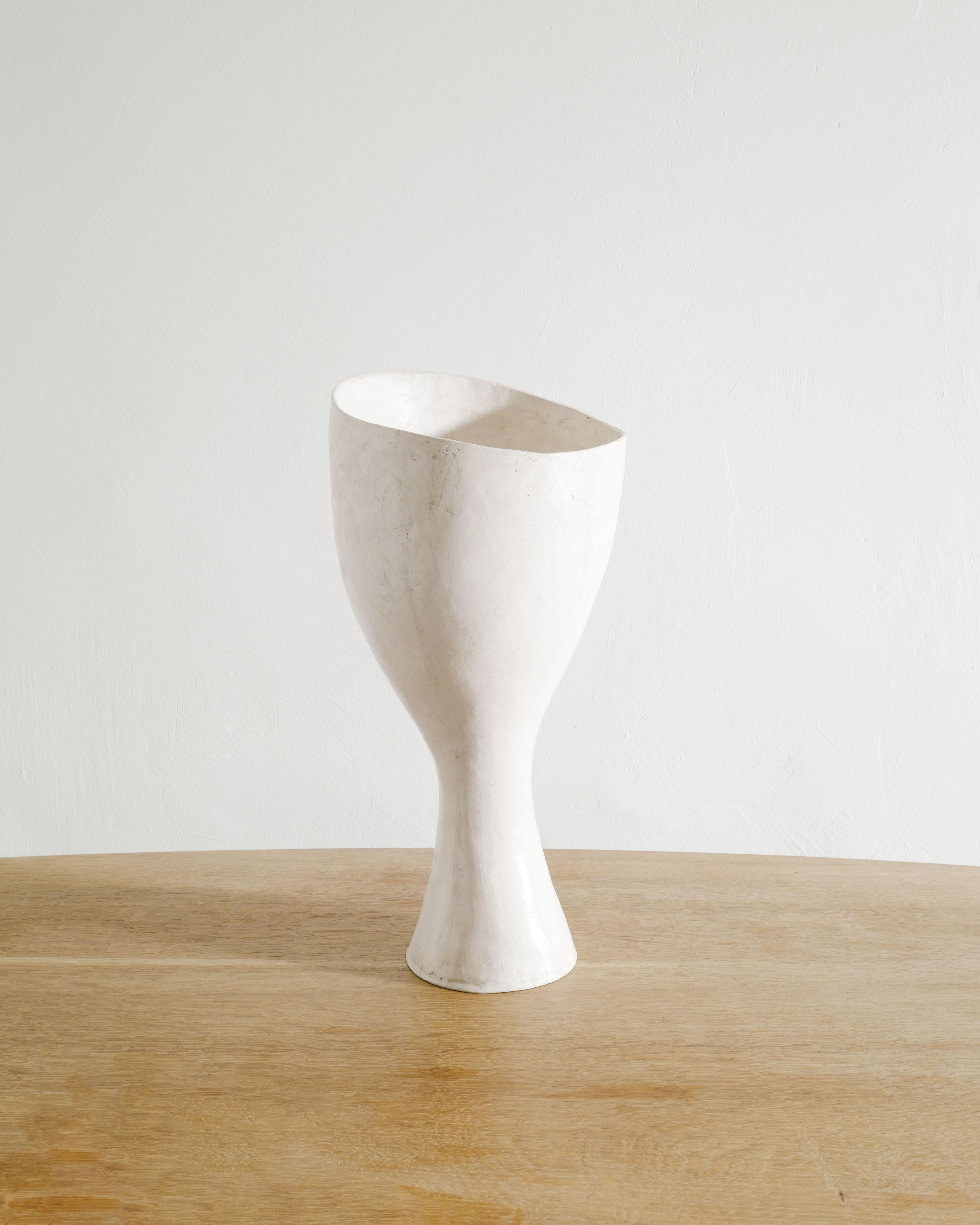 Intonaco Vaso scultoreo in gesso libero Hand Made bianco di Grillo Demo in vendita