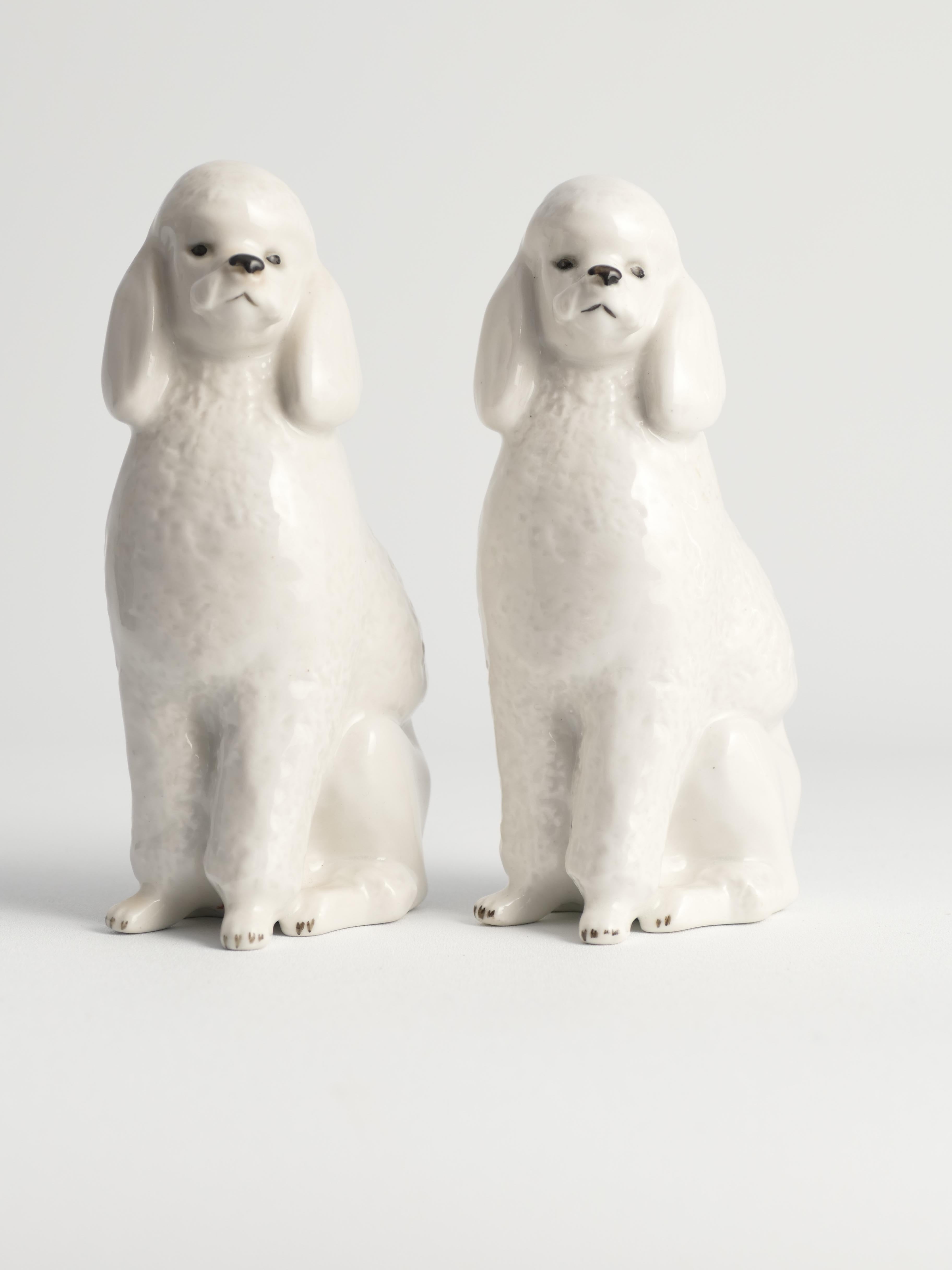 Perros caniche de porcelana blanca pintados a mano por Lomonosov, soviéticos, años 60, lote de 2 en venta 2