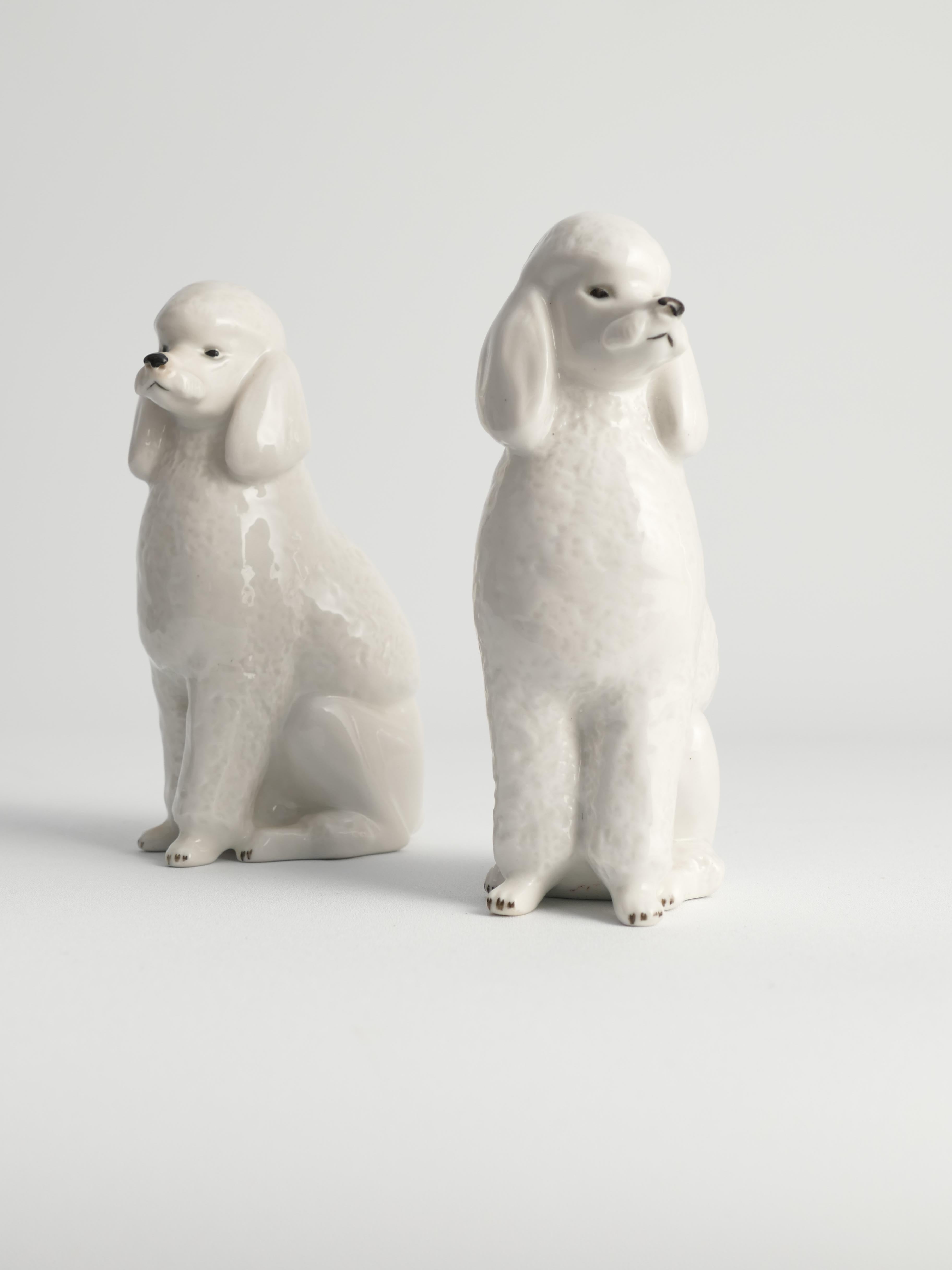 Perros caniche de porcelana blanca pintados a mano por Lomonosov, soviéticos, años 60, lote de 2 en venta 4