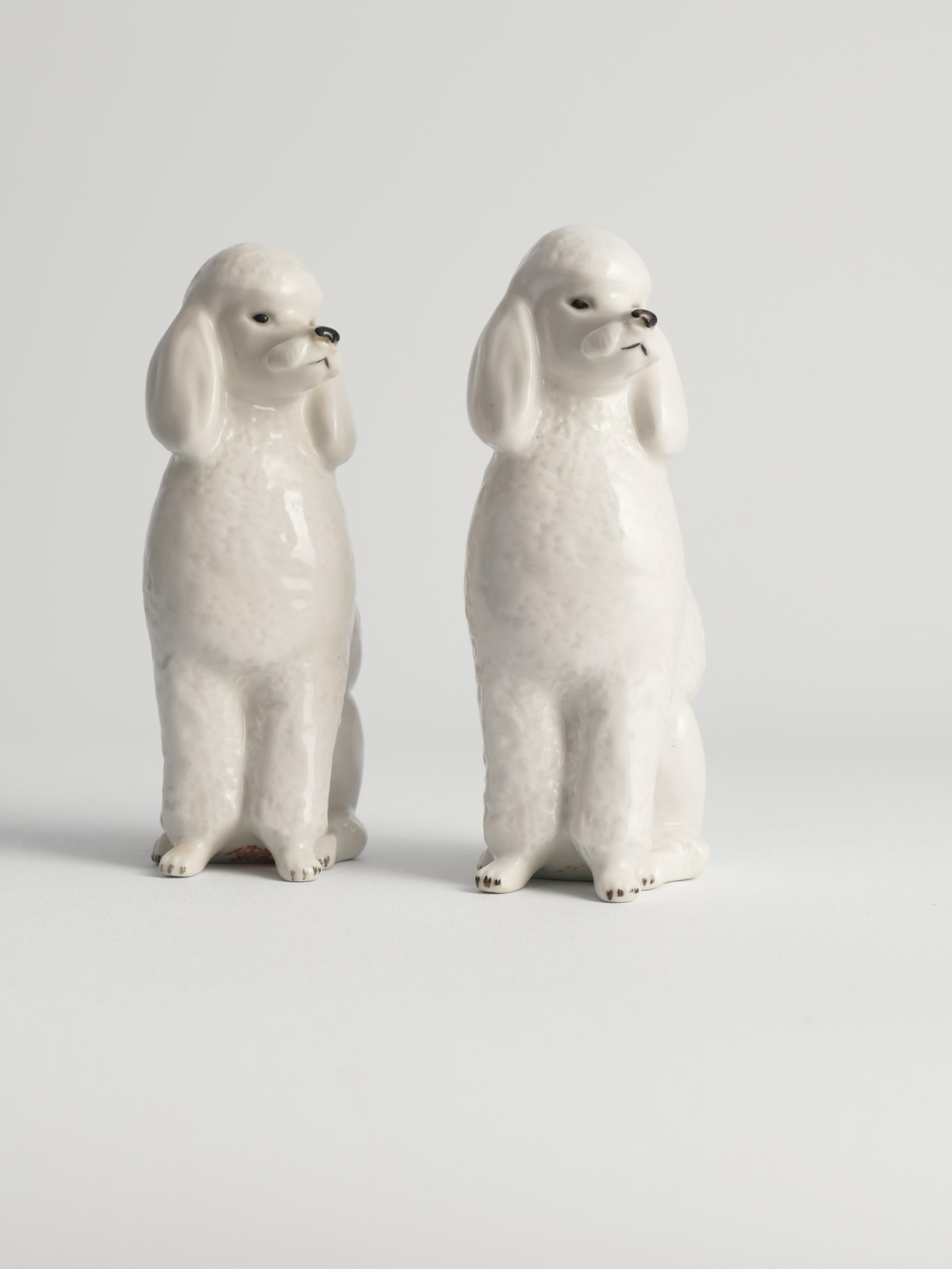 Perros caniche de porcelana blanca pintados a mano por Lomonosov, soviéticos, años 60, lote de 2 Moderno de mediados de siglo en venta