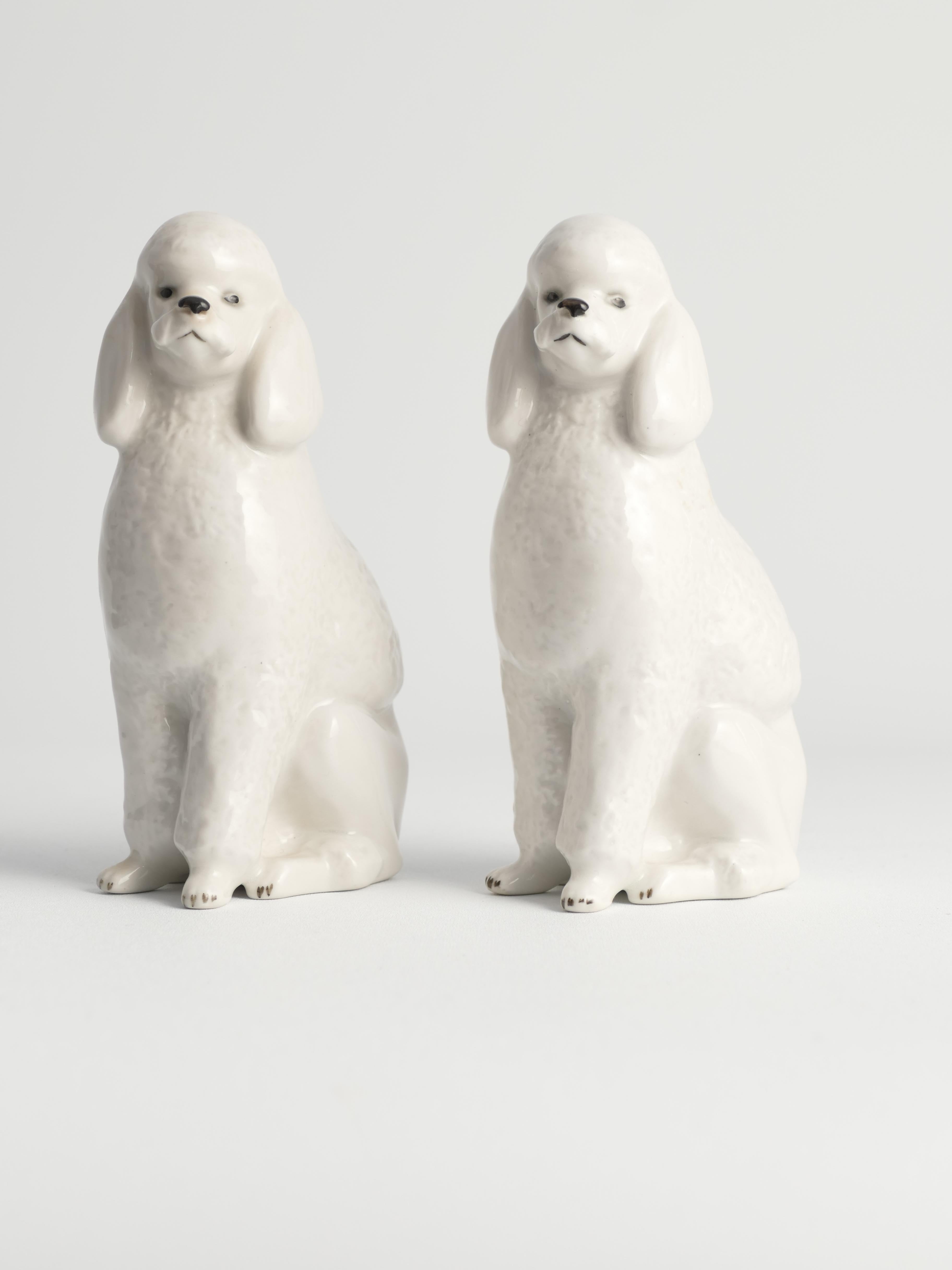 Perros caniche de porcelana blanca pintados a mano por Lomonosov, soviéticos, años 60, lote de 2 mediados del siglo XX en venta