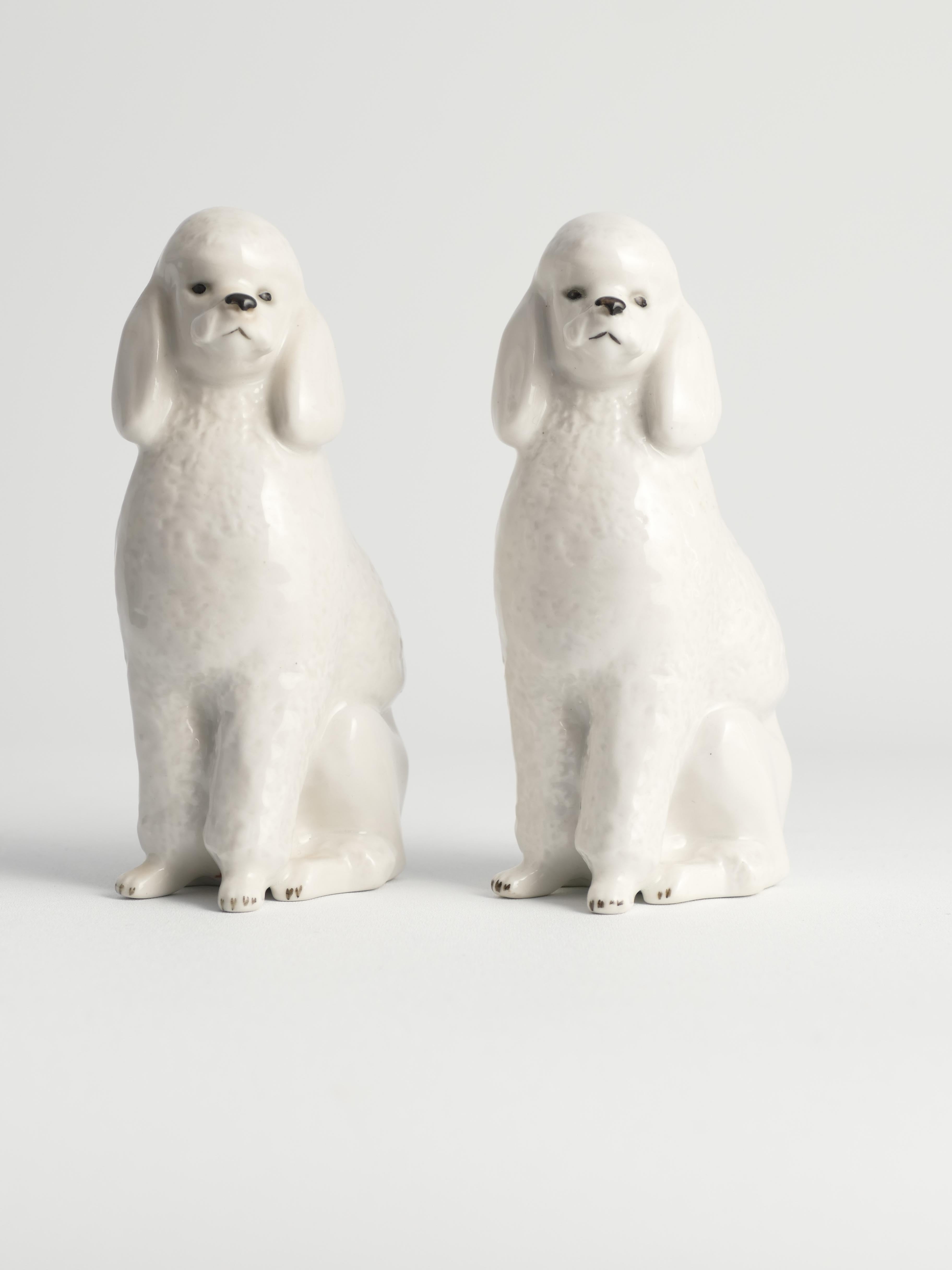 Weiße handbemalte Pudelhunde aus Porzellan von Lomonosov, Sowjet, 1960er Jahre, 2er Jahre, Set im Angebot 1