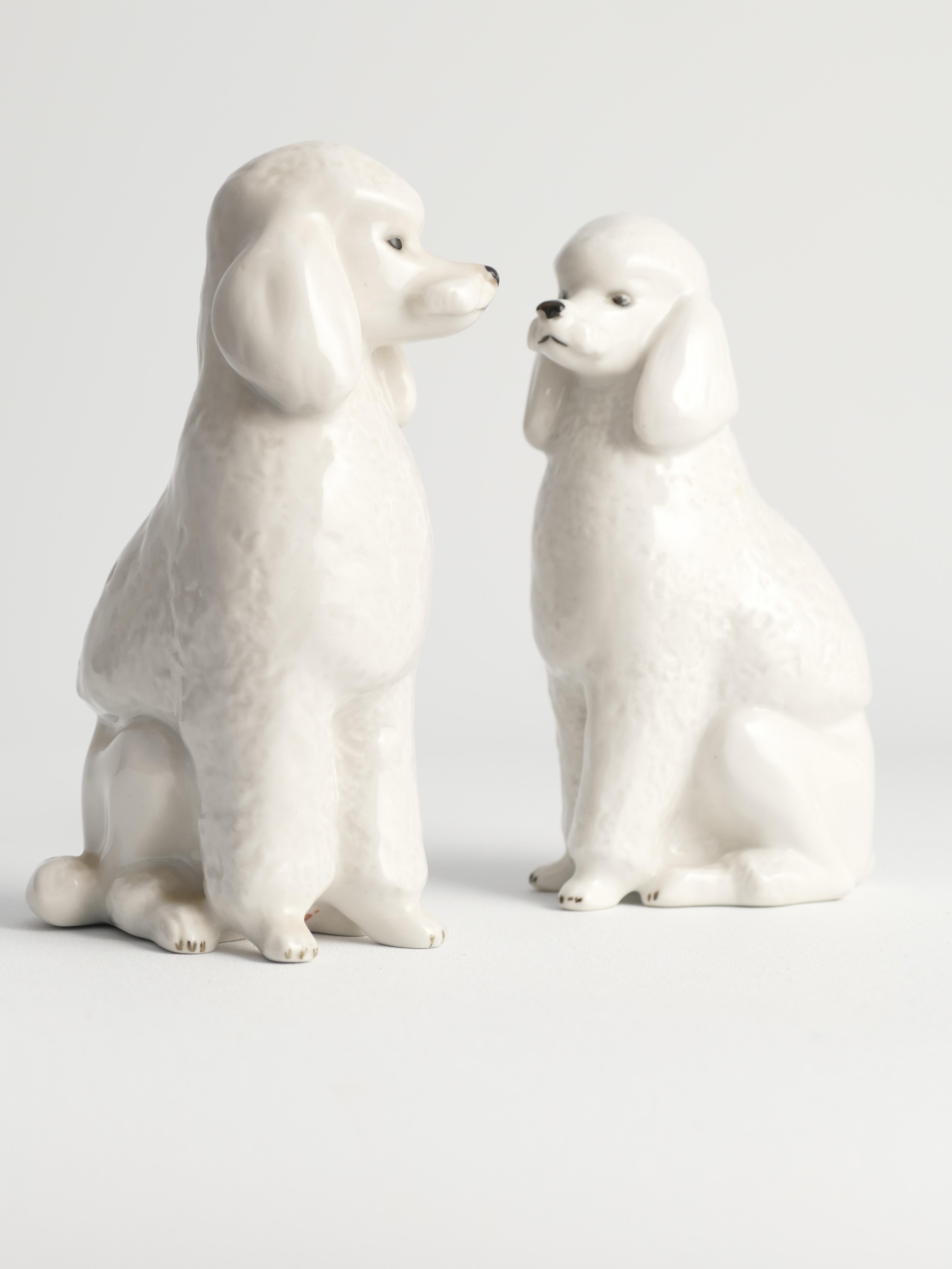 Weiße handbemalte Pudelhunde aus Porzellan von Lomonosov, Sowjet, 1960er Jahre, 2er Jahre, Set im Angebot 2