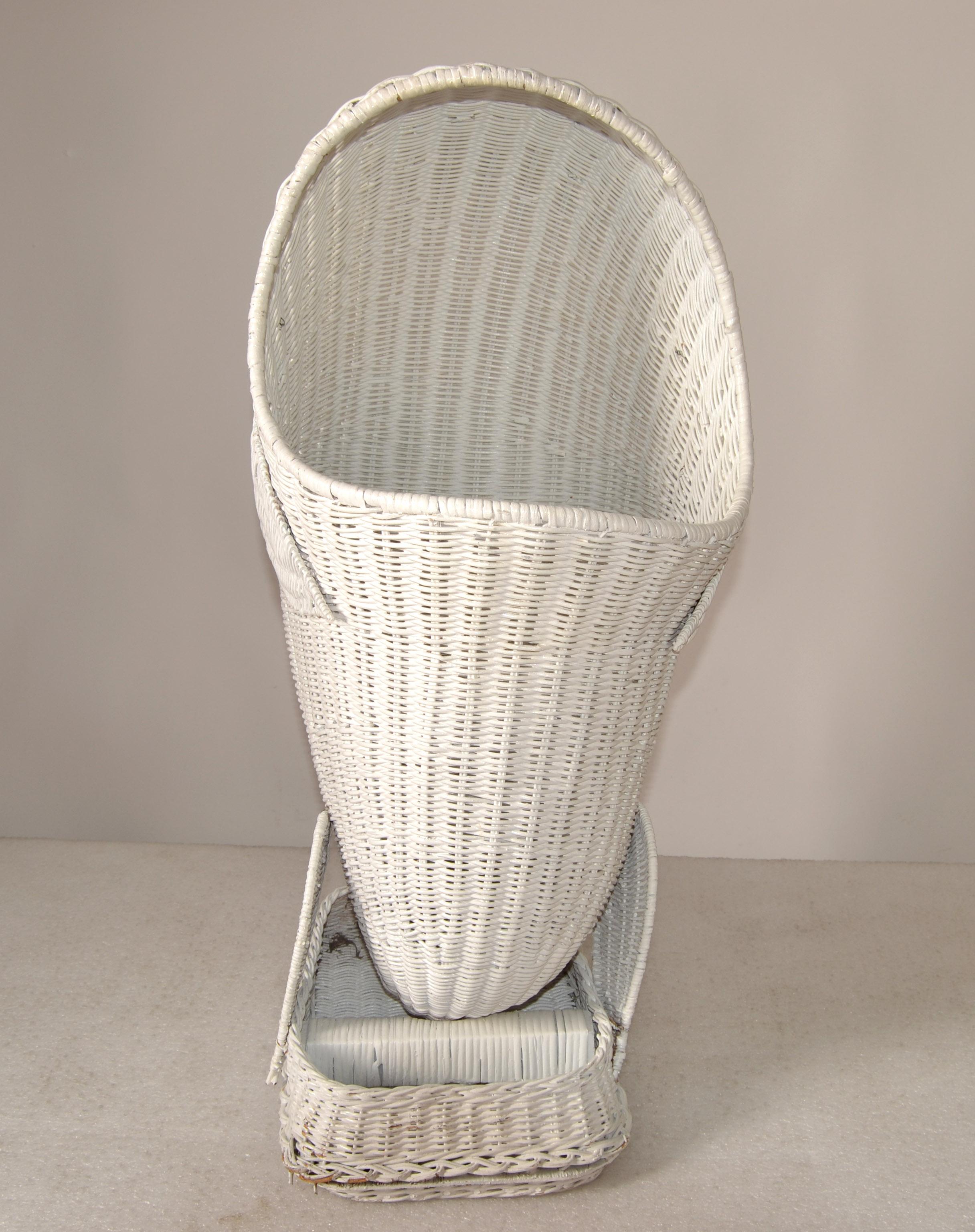 White Hand-Woven Rattan Dolphin Storage Toy Basket Sculpture 1970 Bohemian Chic In Good Condition For Sale In Miami, FL
