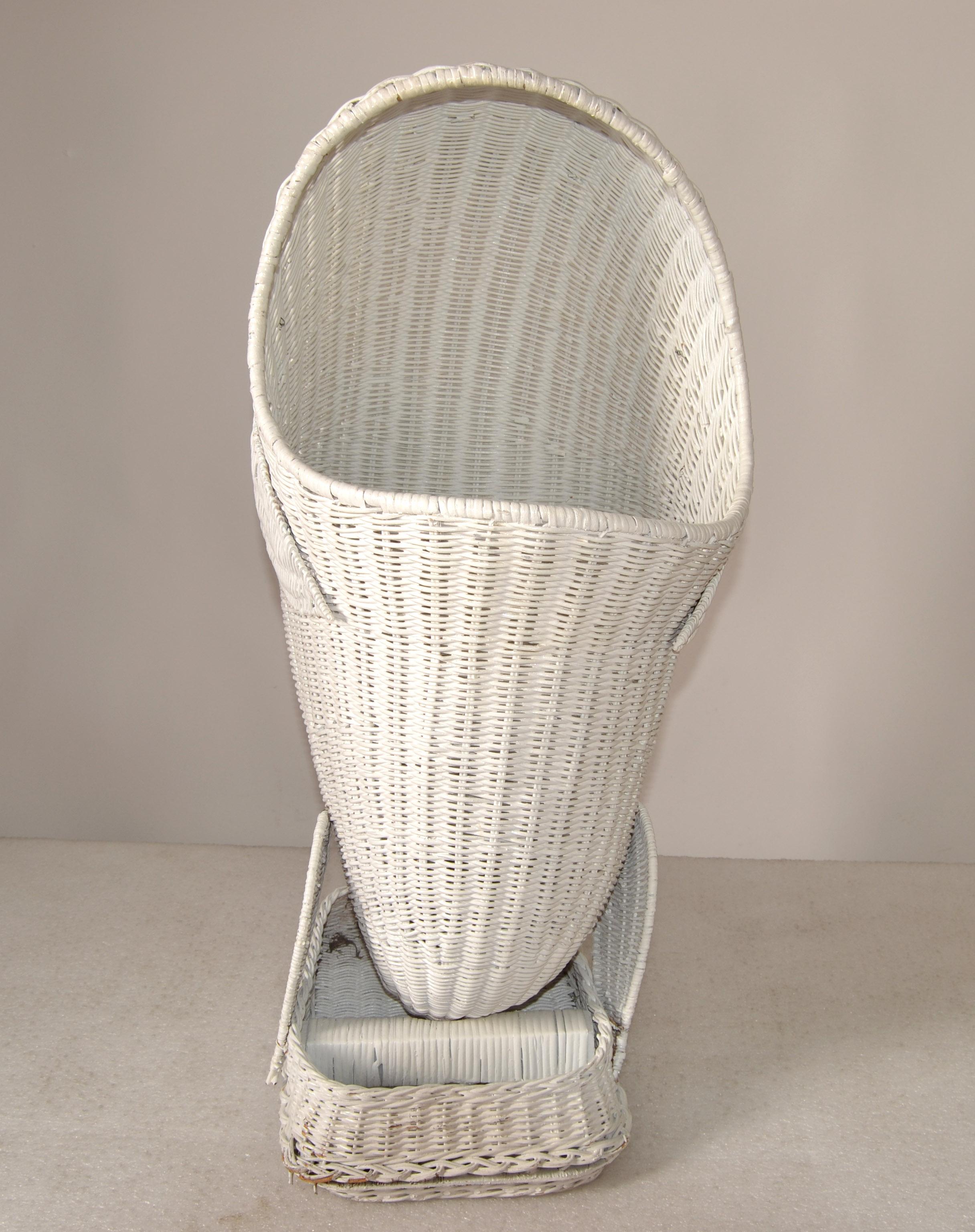 Weißer handgewebter Rattan- Delphin-Aufbewahrungsspielzeugkorb-Skulptur, Bohemian Chic, 1970 (Handgewebt) im Angebot