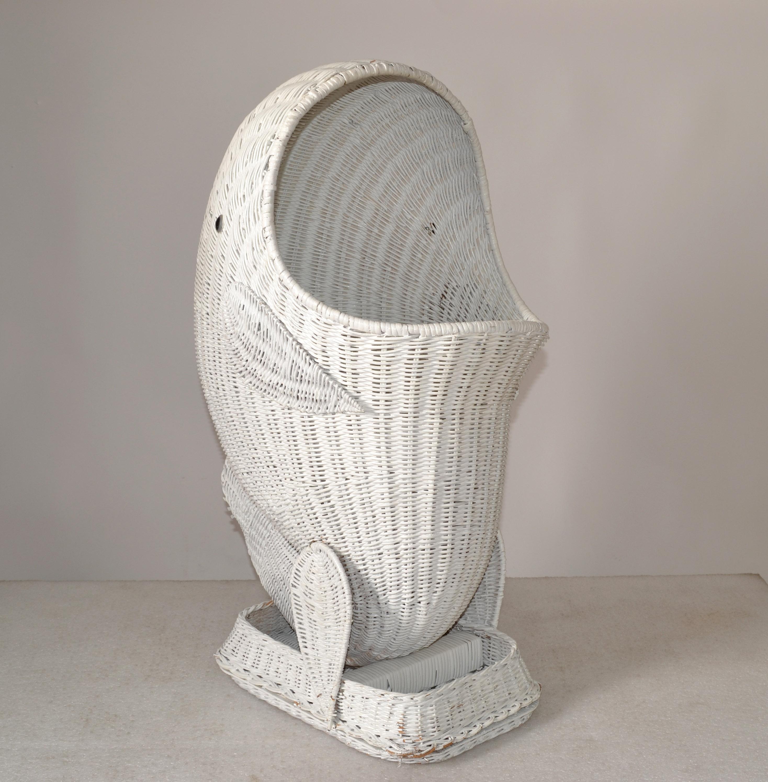 White Hand-Woven Rattan Dolphin Storage Toy Basket Sculpture 1970 Bohemian Chic In Good Condition For Sale In Miami, FL