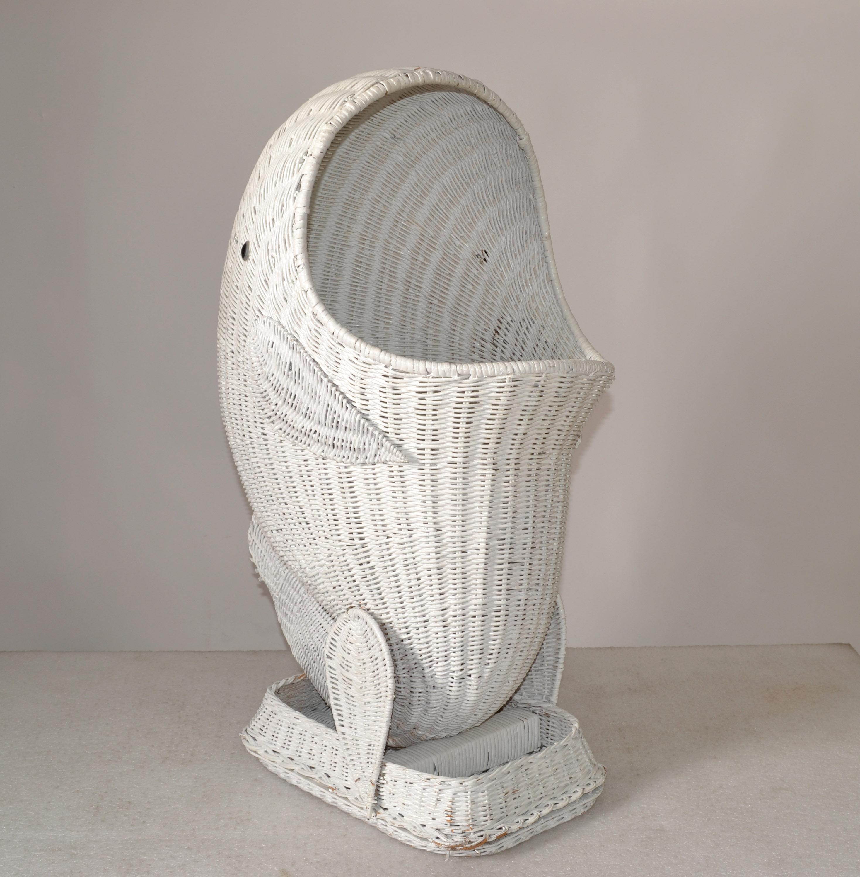 Weißer handgewebter Rattan- Delphin-Aufbewahrungsspielzeugkorb-Skulptur, Bohemian Chic, 1970 im Zustand „Gut“ im Angebot in Miami, FL